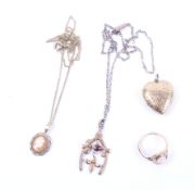 An small collection of gold and other jewellery.