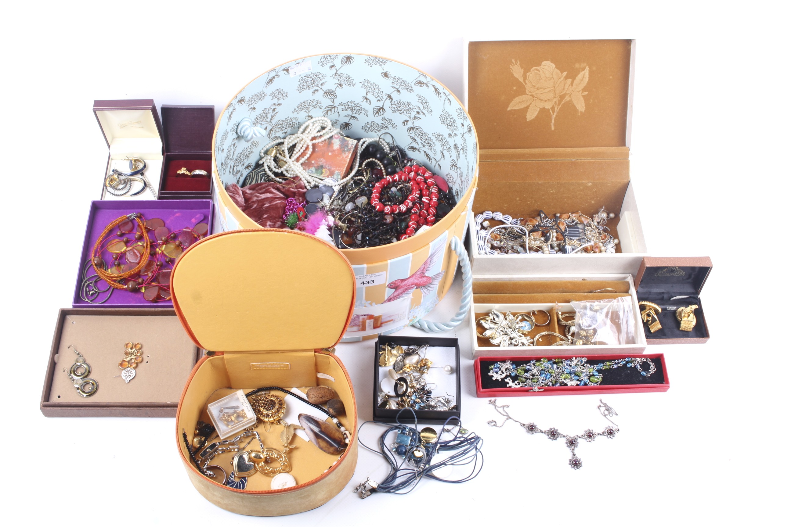 A collection of assorted costume jewellery including a quantity of earrings. - Image 2 of 3