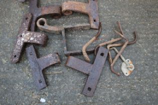 Eight iron gate hinges plus latches. In a range of sizes and some good pairs etc.
