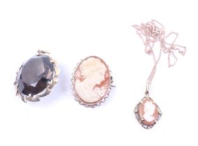 A small group of vintage jewellery including a vintage 9ct gold mounted oval cameo brooch.