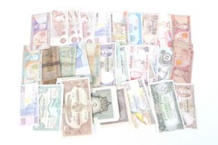Collection of 20th century circulated bank notes. Including Commonwealth examples.