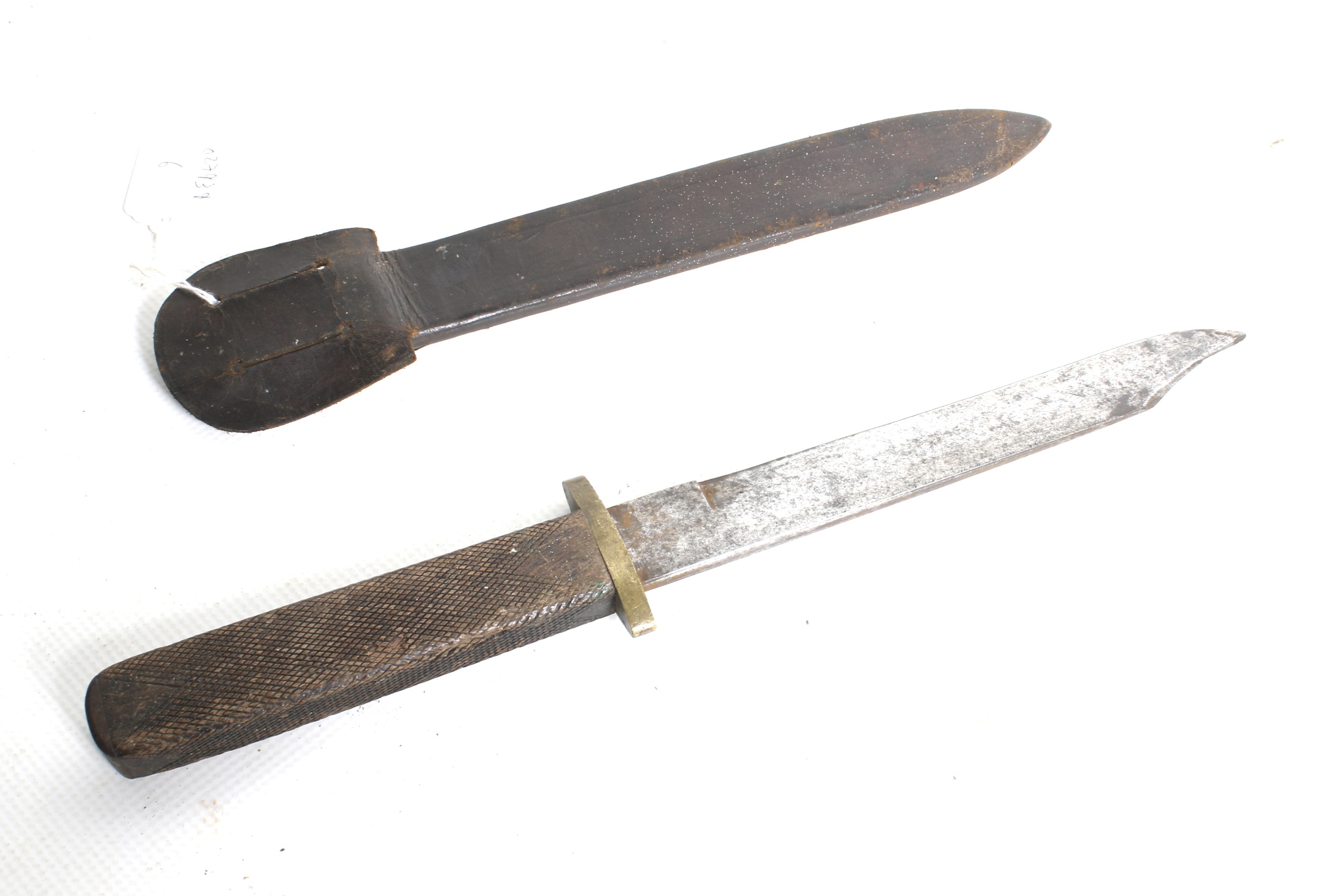 A possibly American WWII period dagger. With crosshatched handle, brass pommel, no marks, - Image 2 of 3