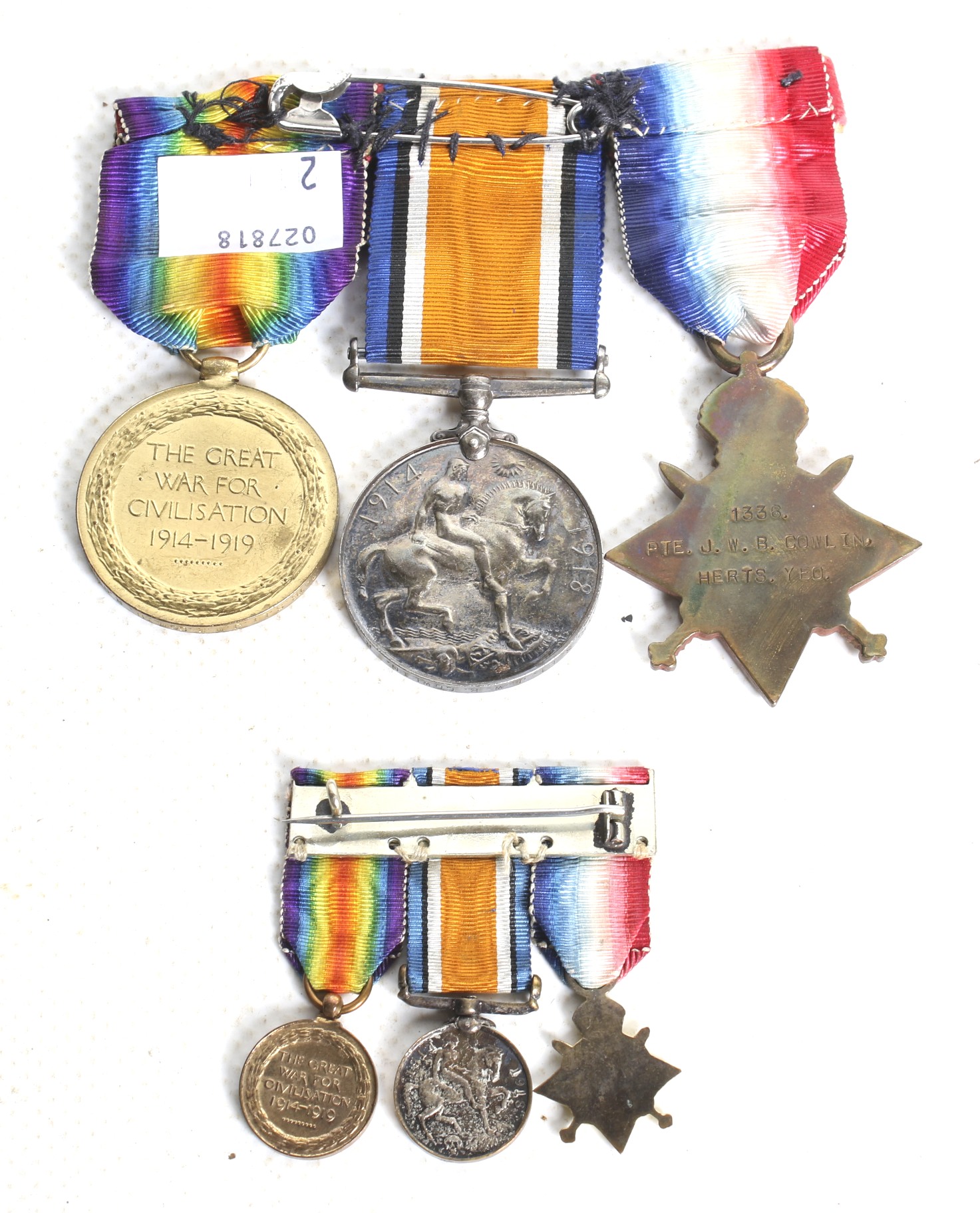 A set of three WWI medals and miniatures, a ship insignia and a cap badge. - Image 3 of 4