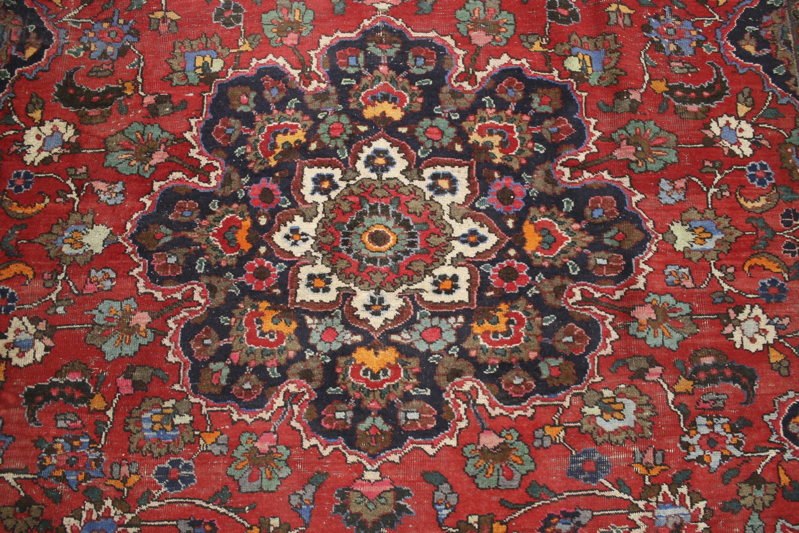 A large Persian Bakhtiari style wool carpet rug. - Image 2 of 3