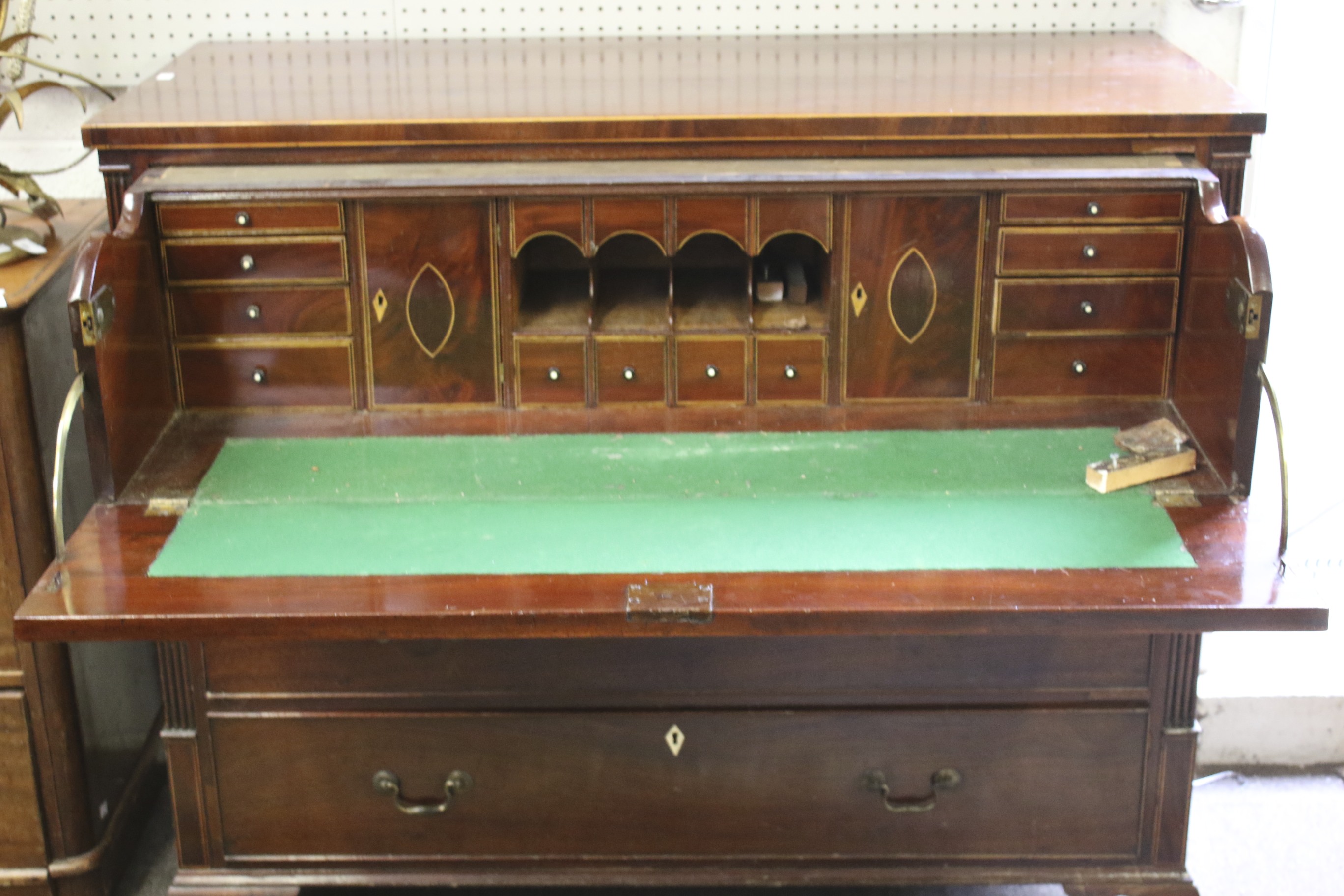 A late Georgian mahogany secretaire chest of drawers. - Bild 2 aus 2