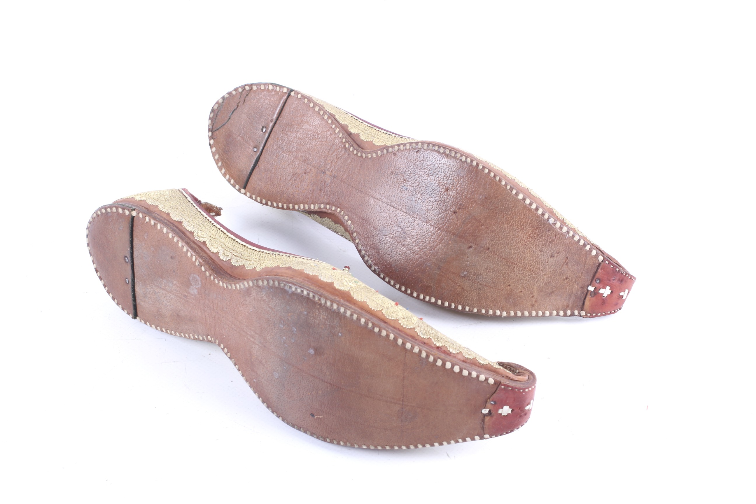 A pair of vintage Mughal Moorish leather shoes. - Image 2 of 3