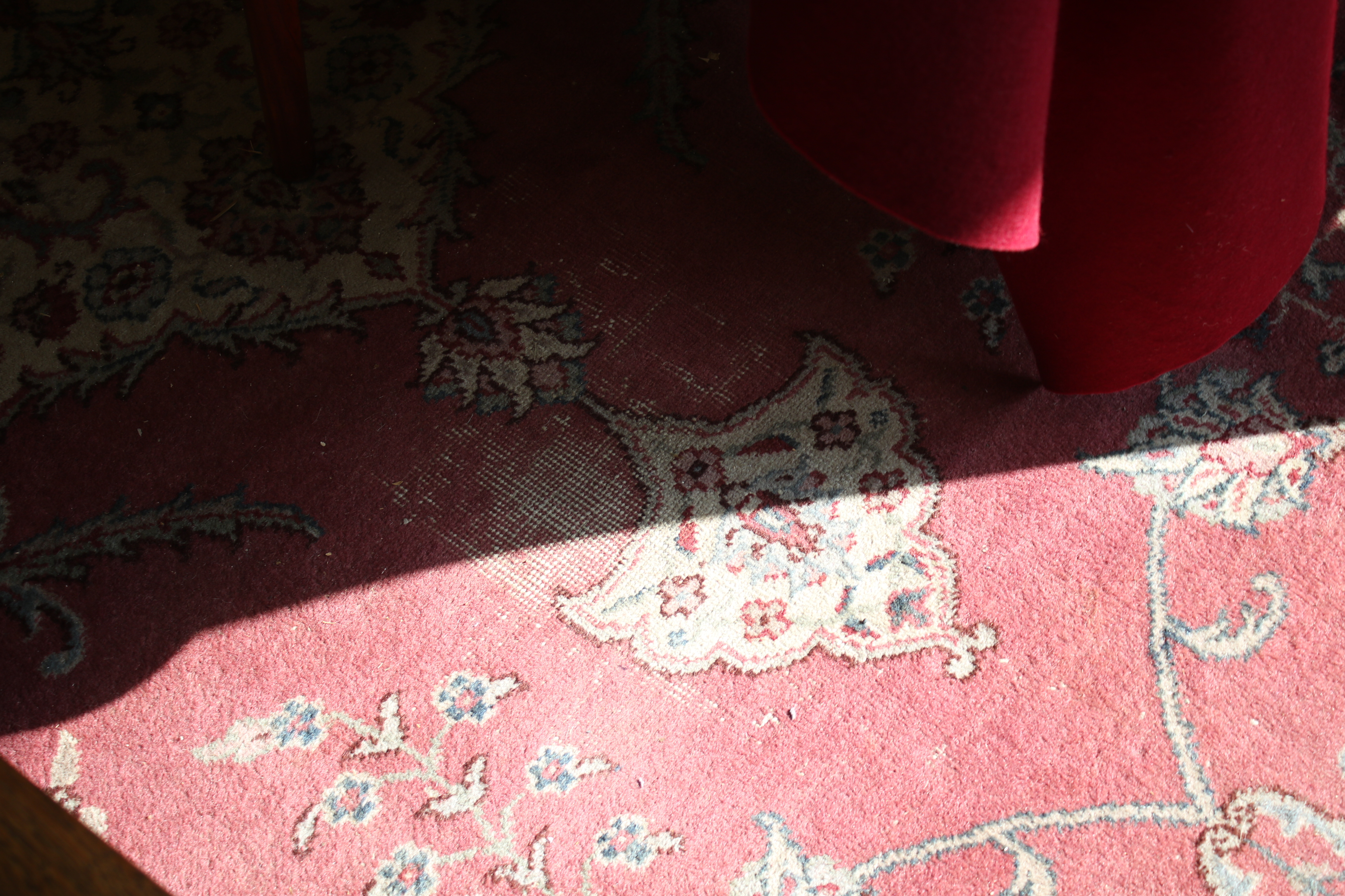 A large Persian rug. - Image 7 of 15