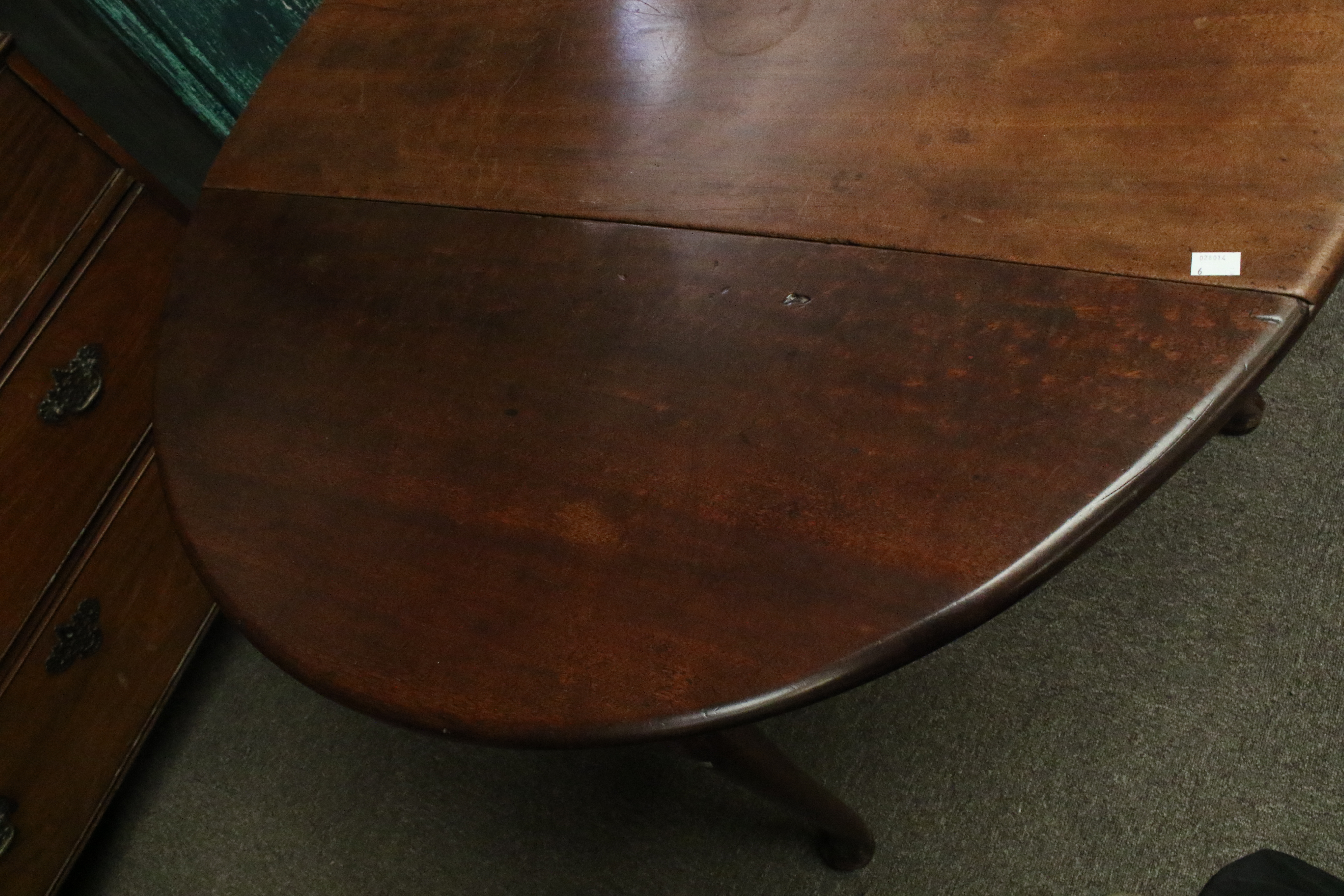 A Georgian mahogany drop leaf oval table. - Image 3 of 10