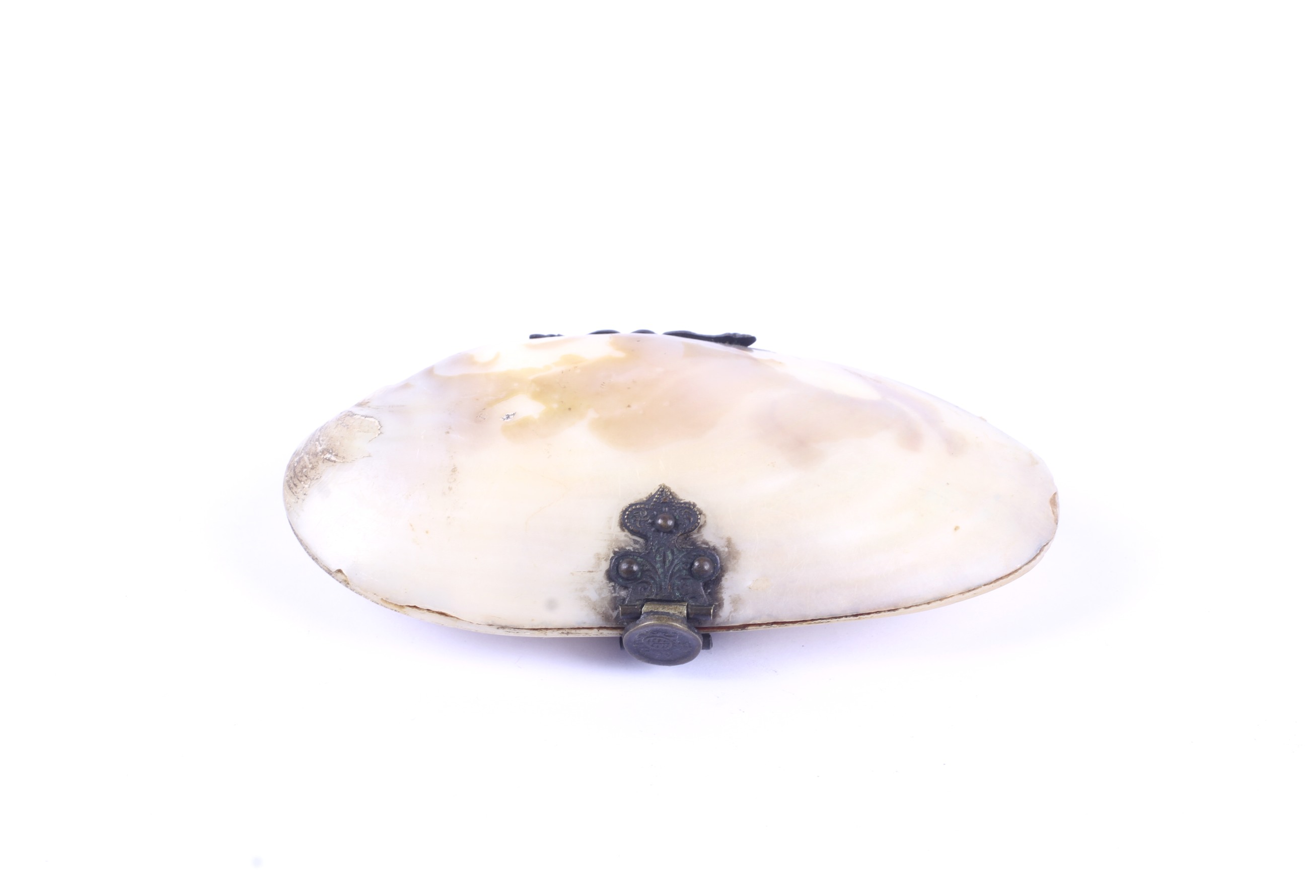 A Victorian mounted shell-oval purse.