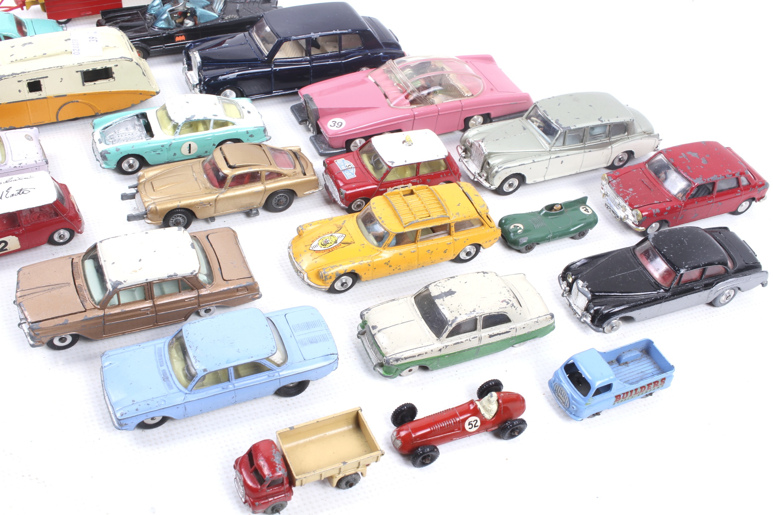 A collection of Corgi, Dinky and Matchbox diecast cars. - Bild 3 aus 3