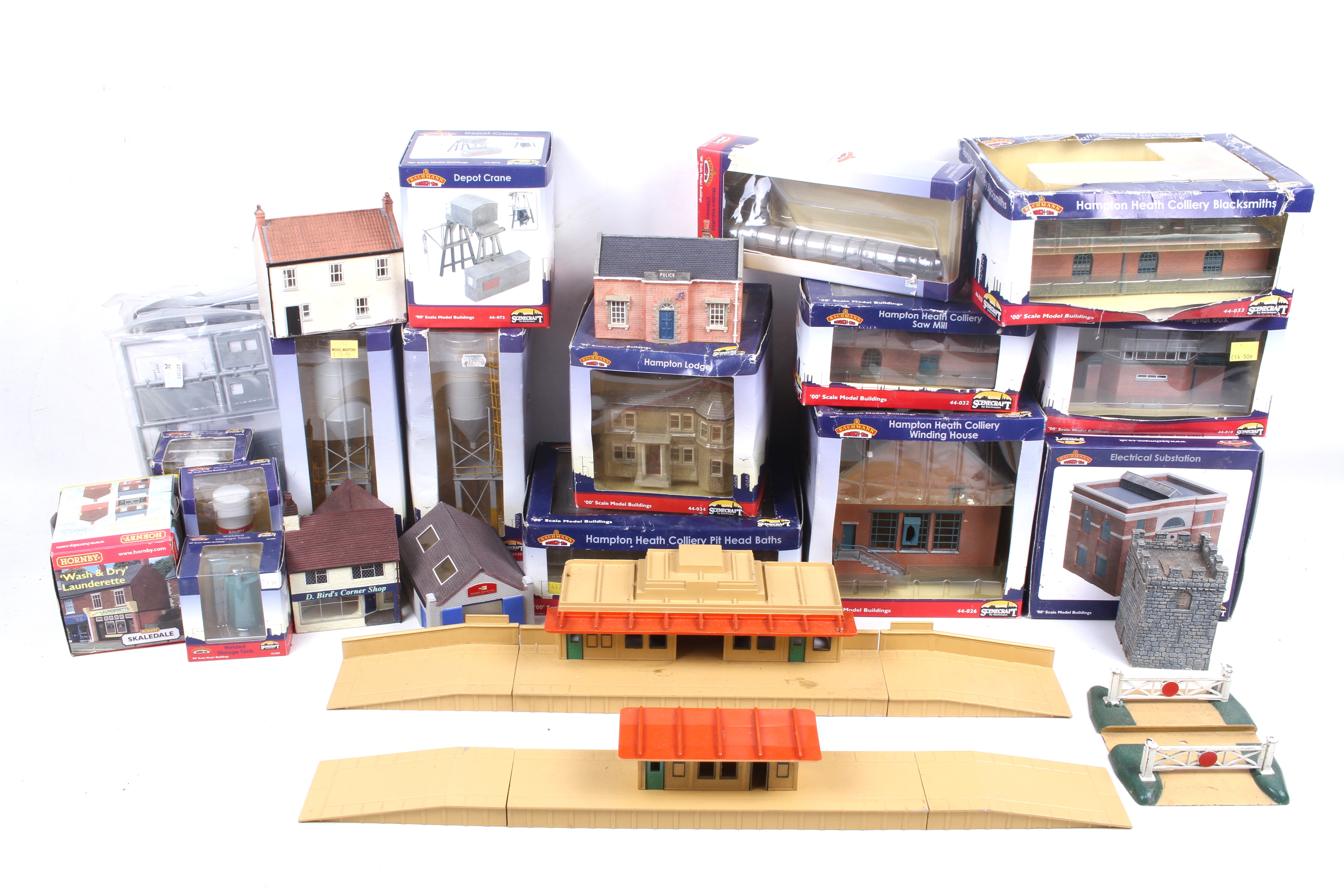 A collection of OO gauge Bachmann branch line buildings. - Image 2 of 2