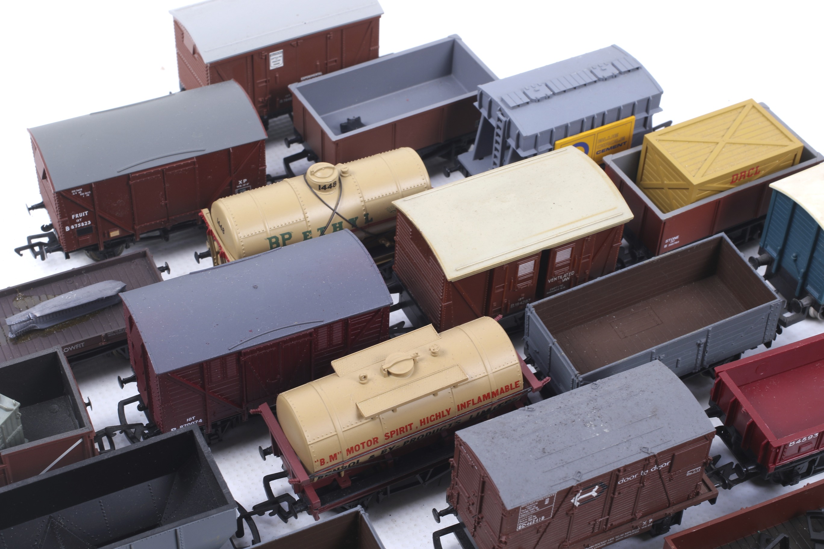 A collection of OO gauge goods wagons. Including box cars and tankers etc, unboxed. - Image 2 of 3