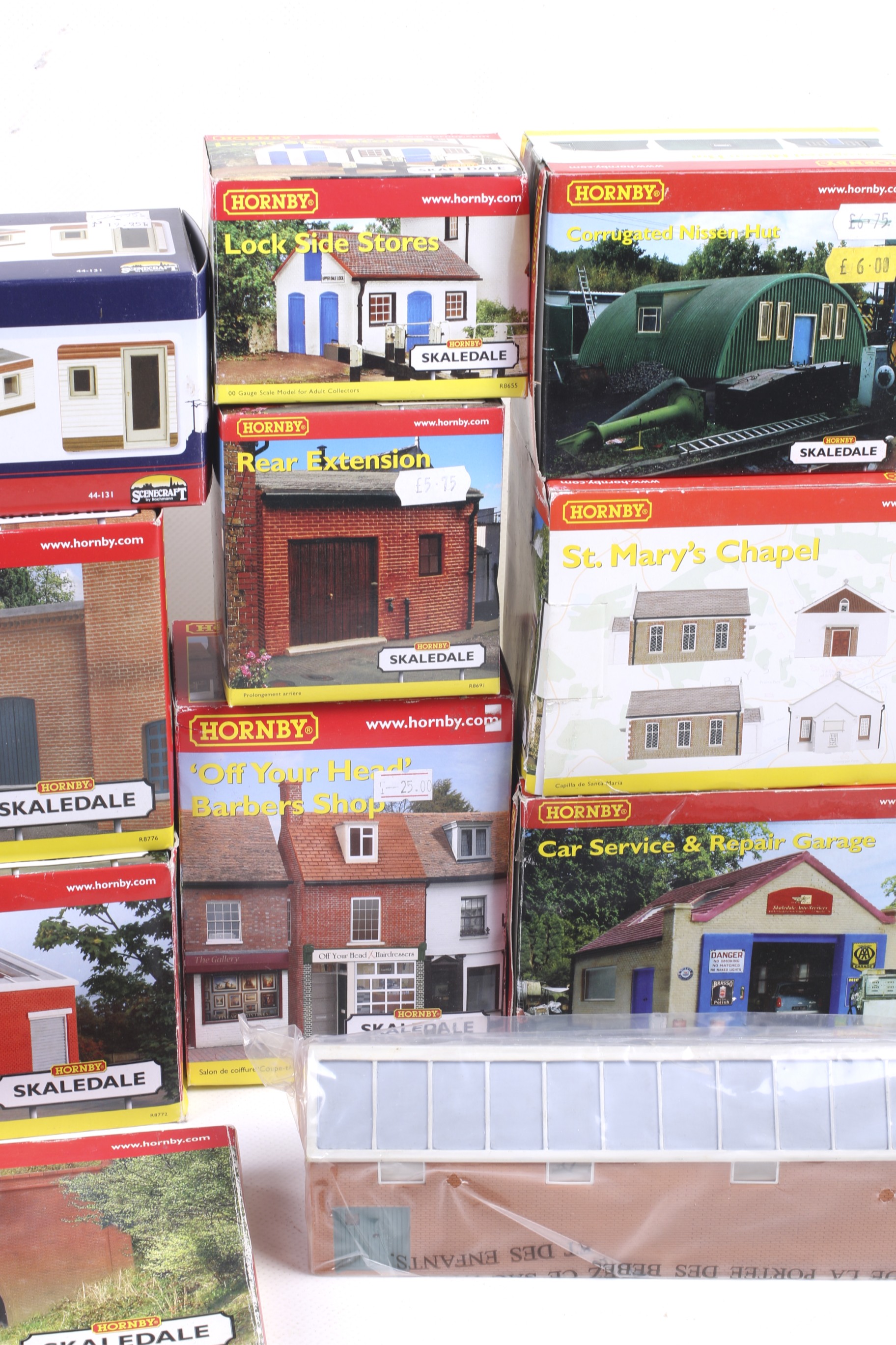 A collection of Hornby and Bachmann trackside buildings. - Image 3 of 3