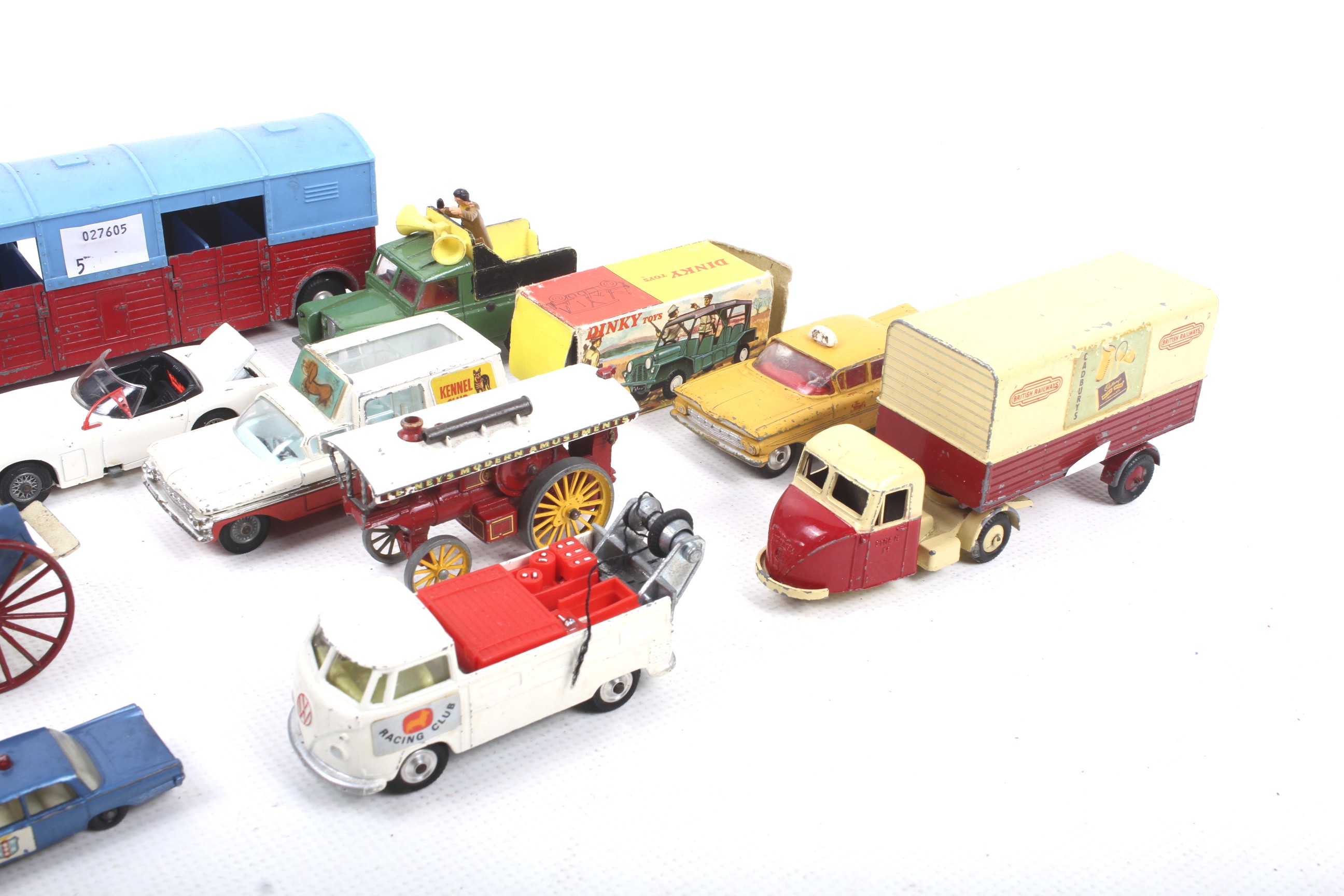 Twelve Corgi diecast vehicles. Including Chipperfields Circus, James Bond etc, all unboxed. - Image 3 of 3