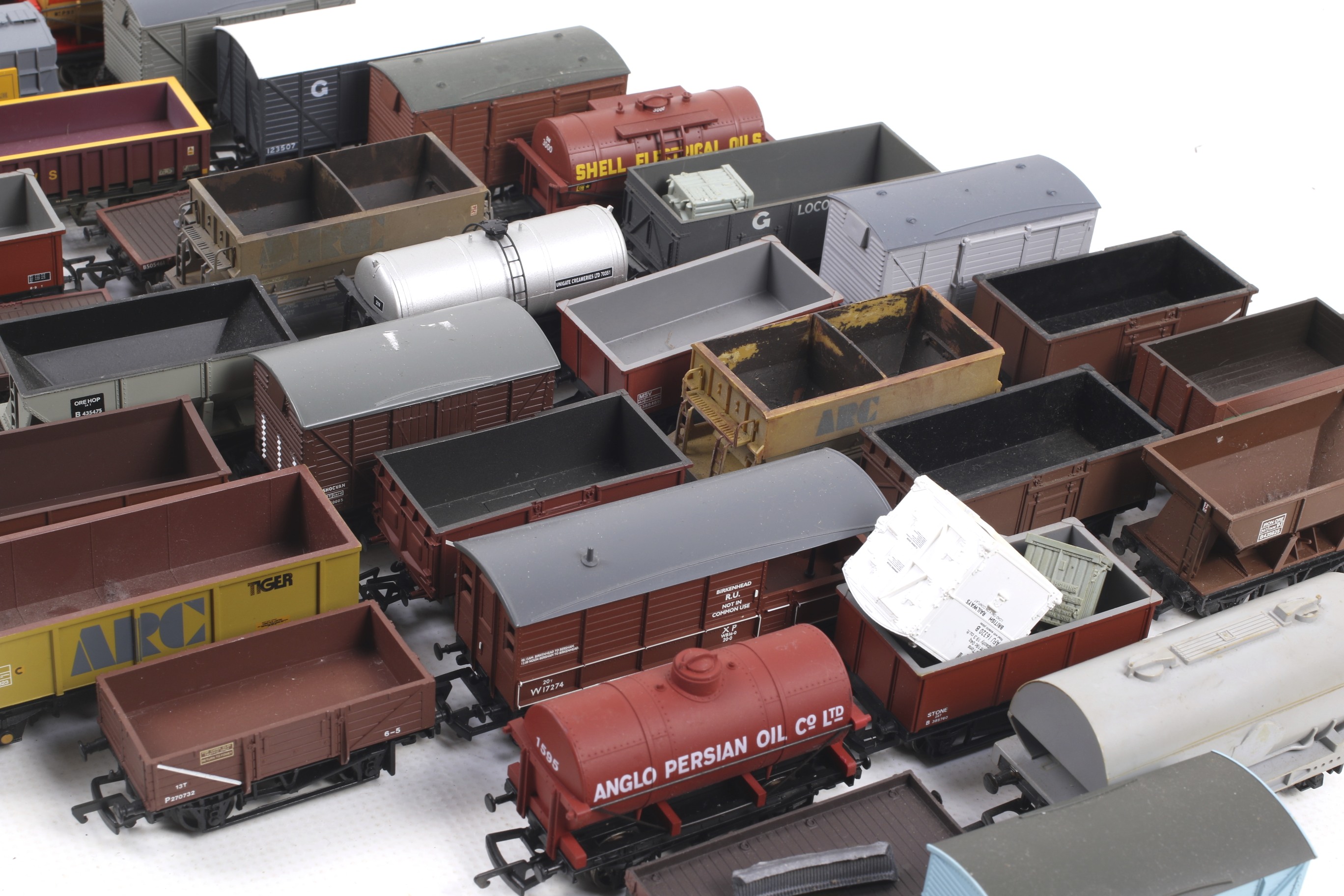 A collection of OO gauge goods wagons. Including box cars and tankers etc, all unboxed. - Image 3 of 3
