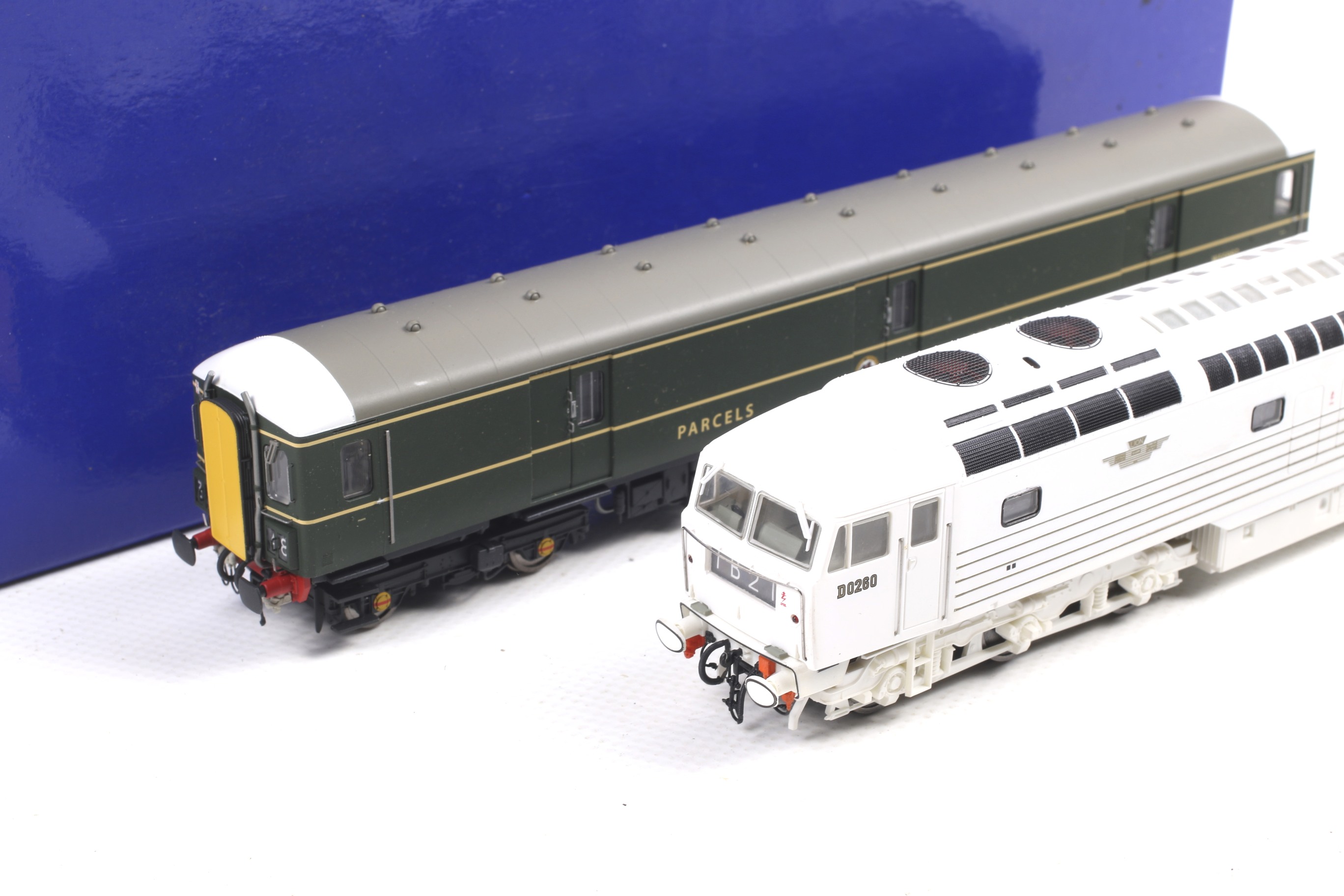 Two Heljan OO gauge diesel locomotives. Comprising one BRCW Lion no. D0260 and one class 128 DPU no. - Image 2 of 2