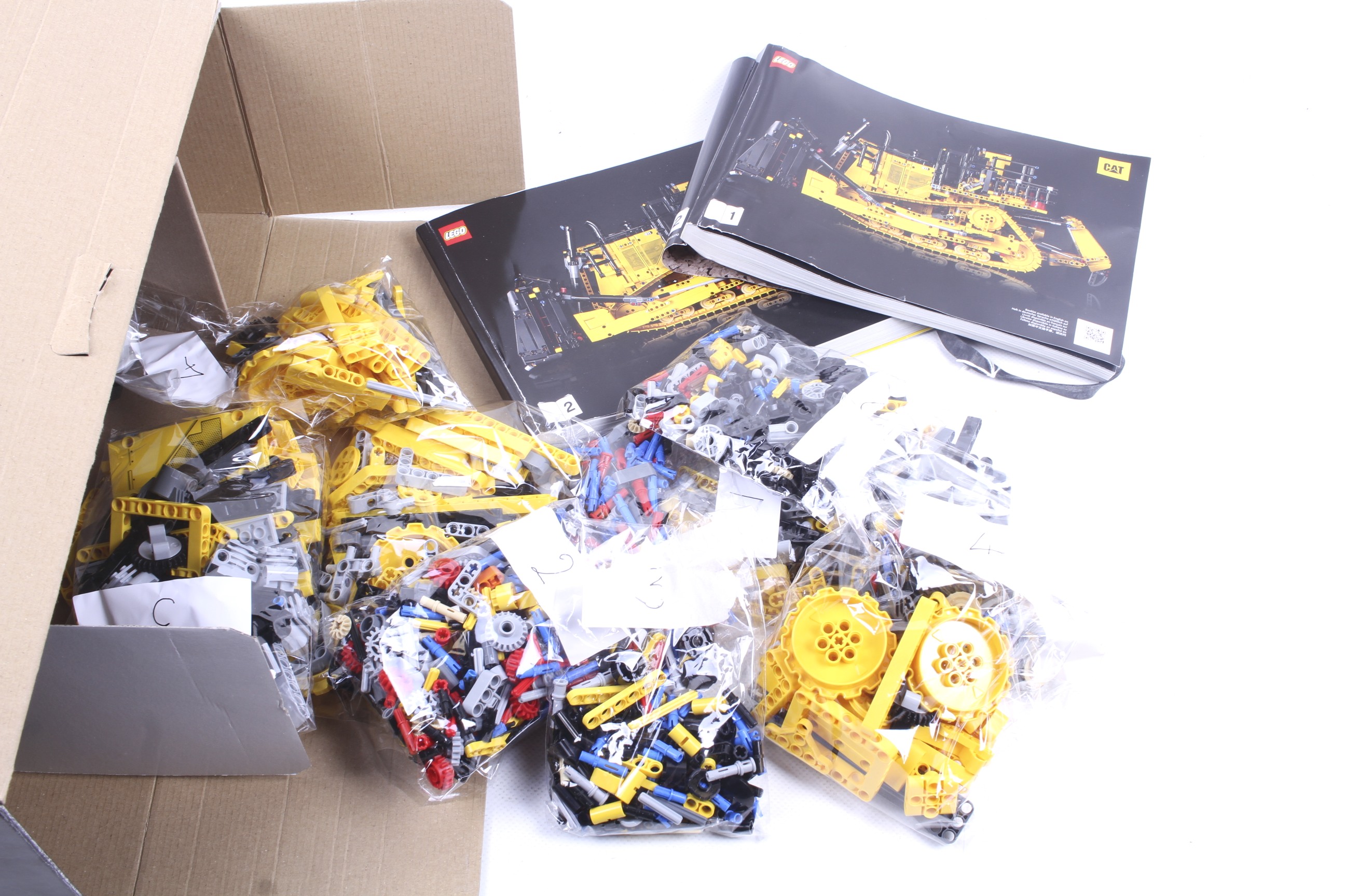 A Lego Technic control Cat bulldozer set. No. D11, in original box, complete according to vendor. - Bild 2 aus 2