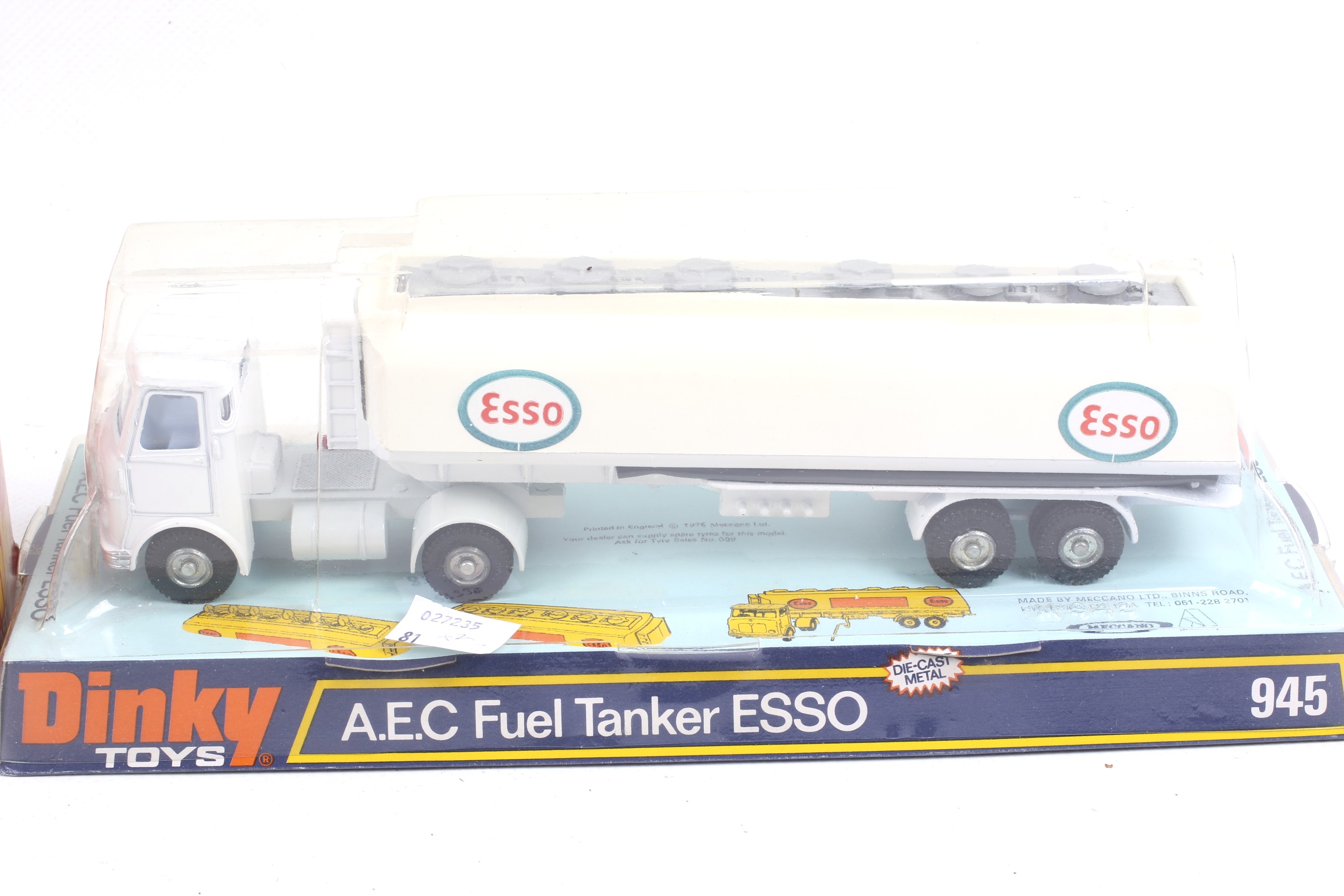 Two Dinky diecast fuel tankers. One Foden fuel tanker no. 950 and one AEC Esso tanker no. - Bild 3 aus 3