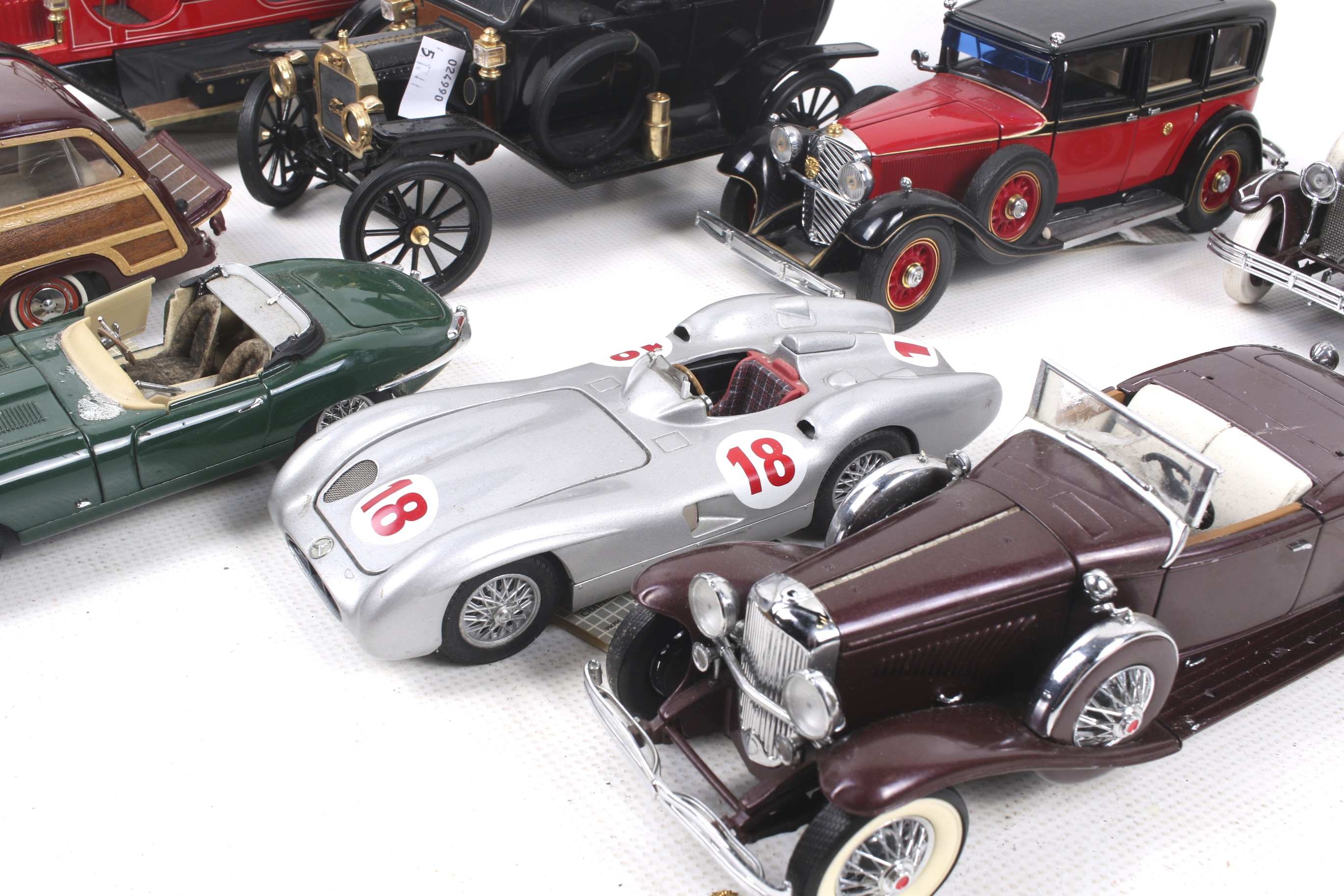 A collection of nine 1:24 scale Franklin Mint diecast cars. - Image 2 of 2