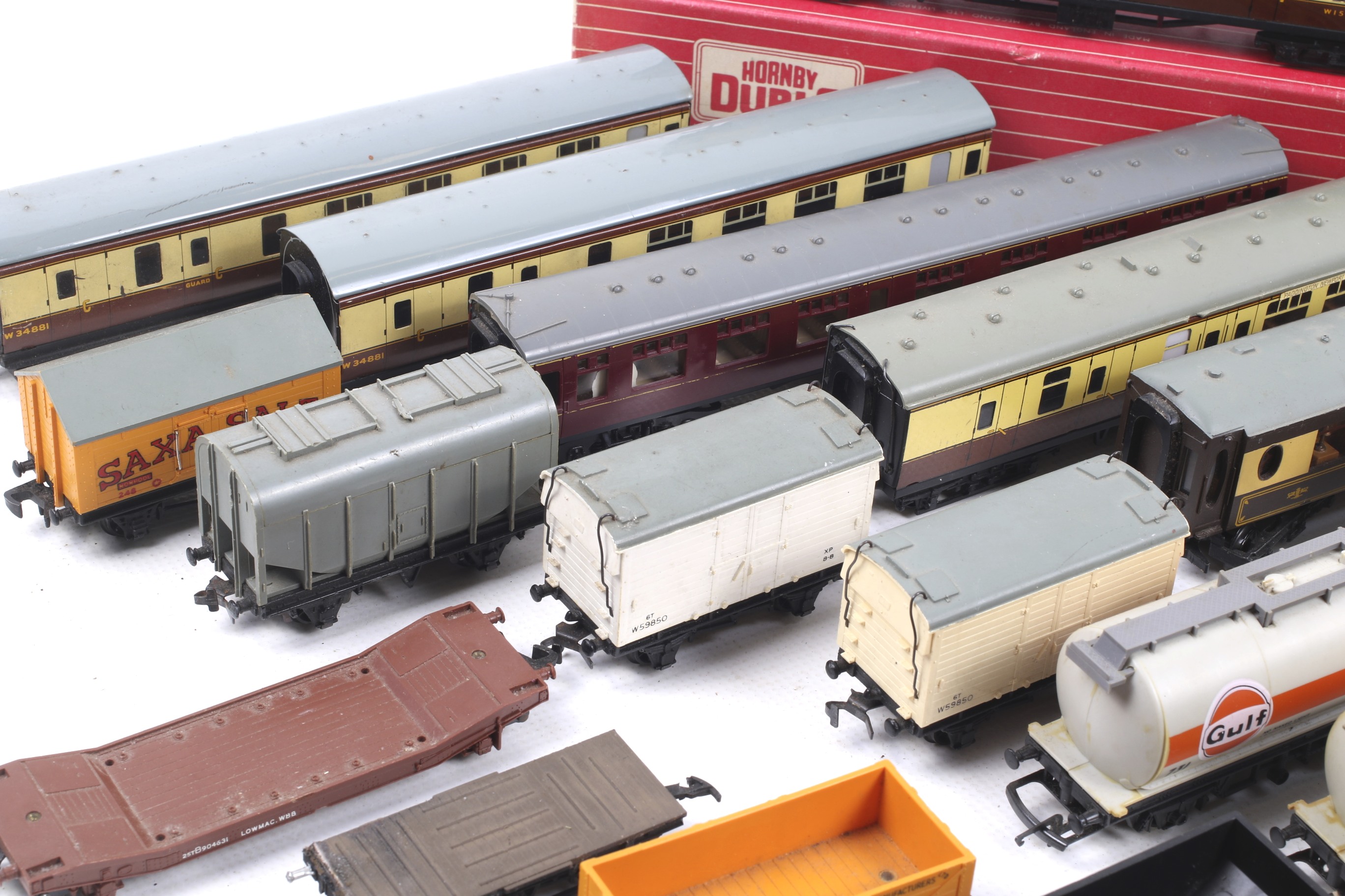 A collection of OO gauge rolling stock. - Image 2 of 3
