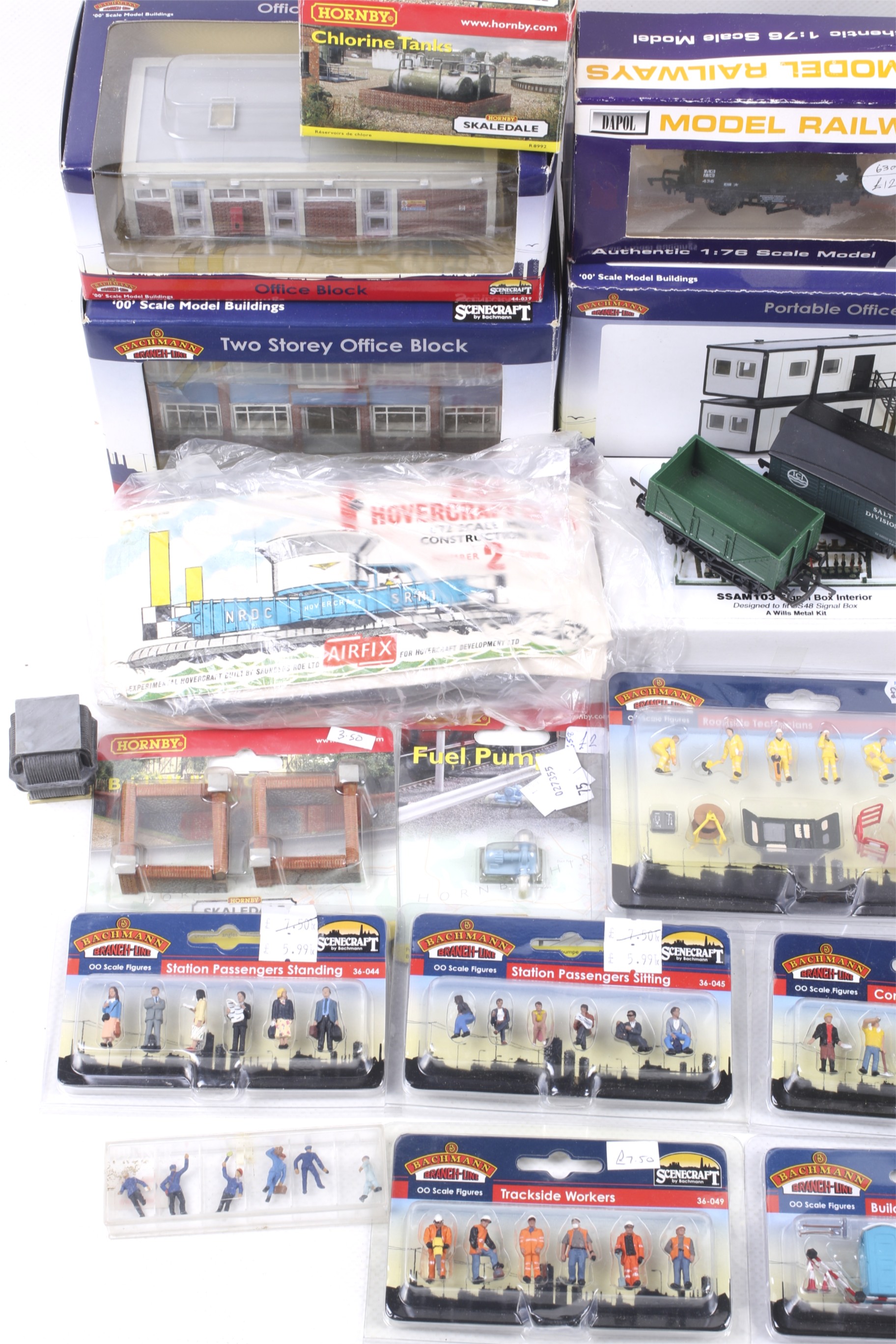 A collection of OO gauge model railway accessories. - Bild 2 aus 3