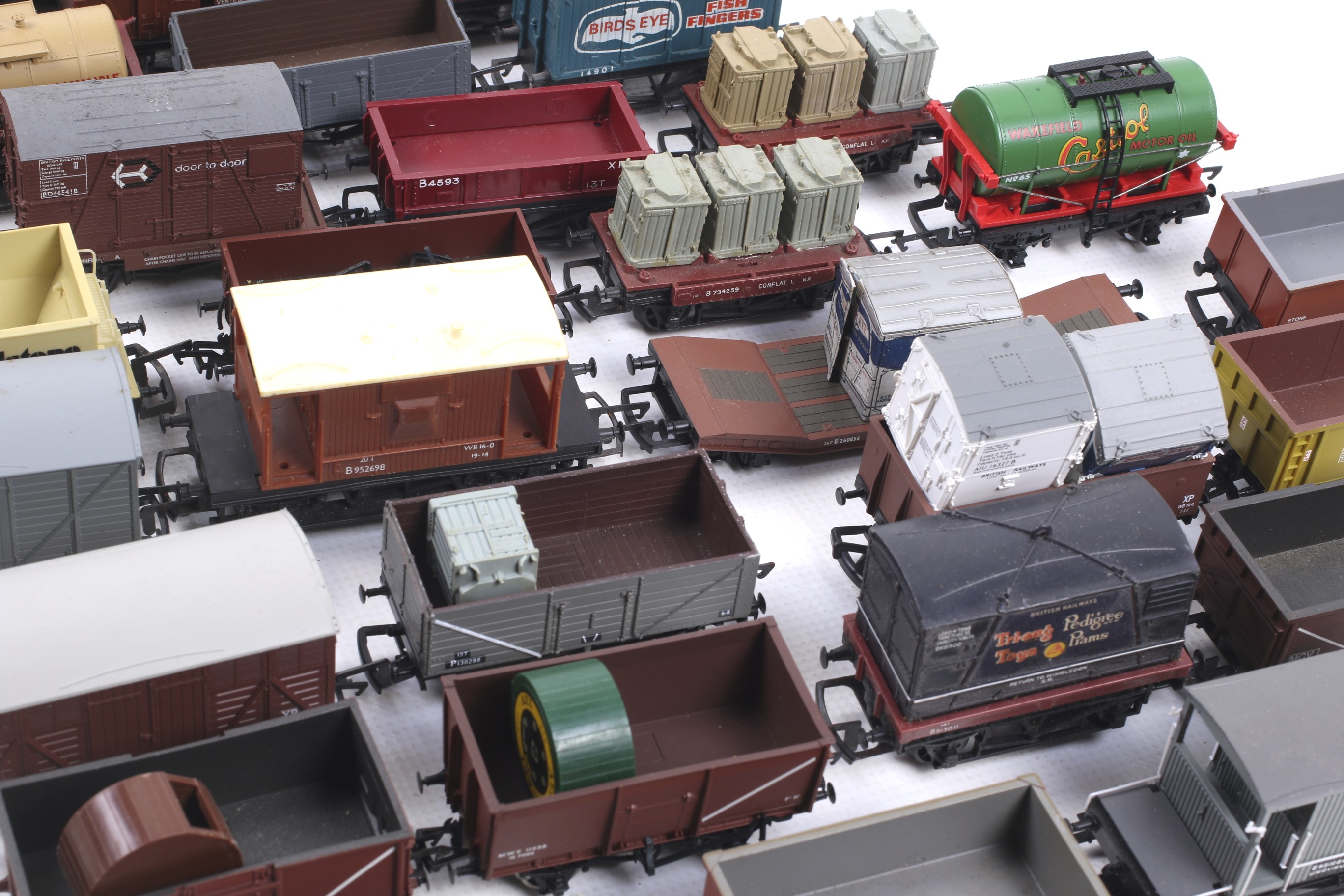 A collection of OO gauge goods wagons. Including box cars and tankers etc, unboxed. - Image 3 of 3