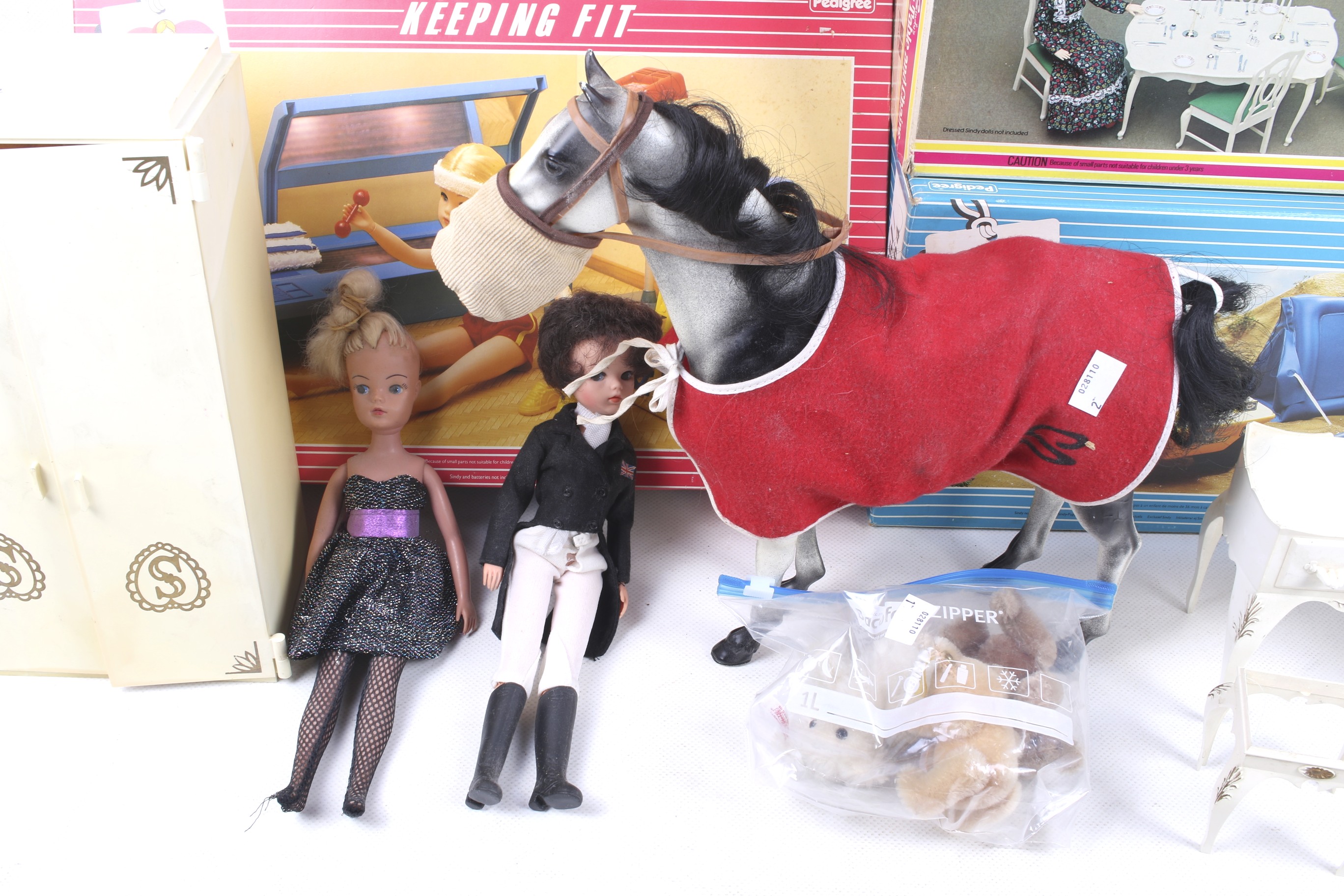 A collection of Sindy dolls and accessories. - Image 2 of 2