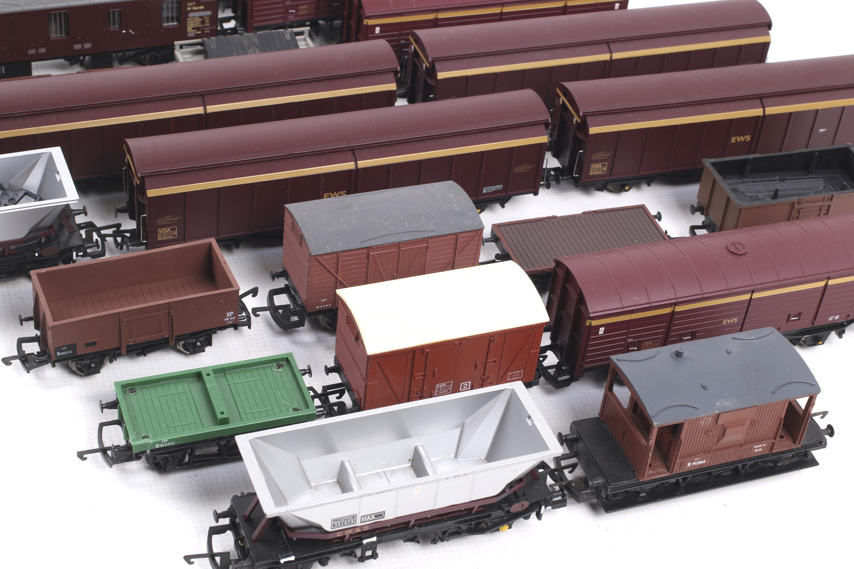 A collection of OO gauge goods wagons. Including box cars and bulkers etc, unboxed. - Image 3 of 3