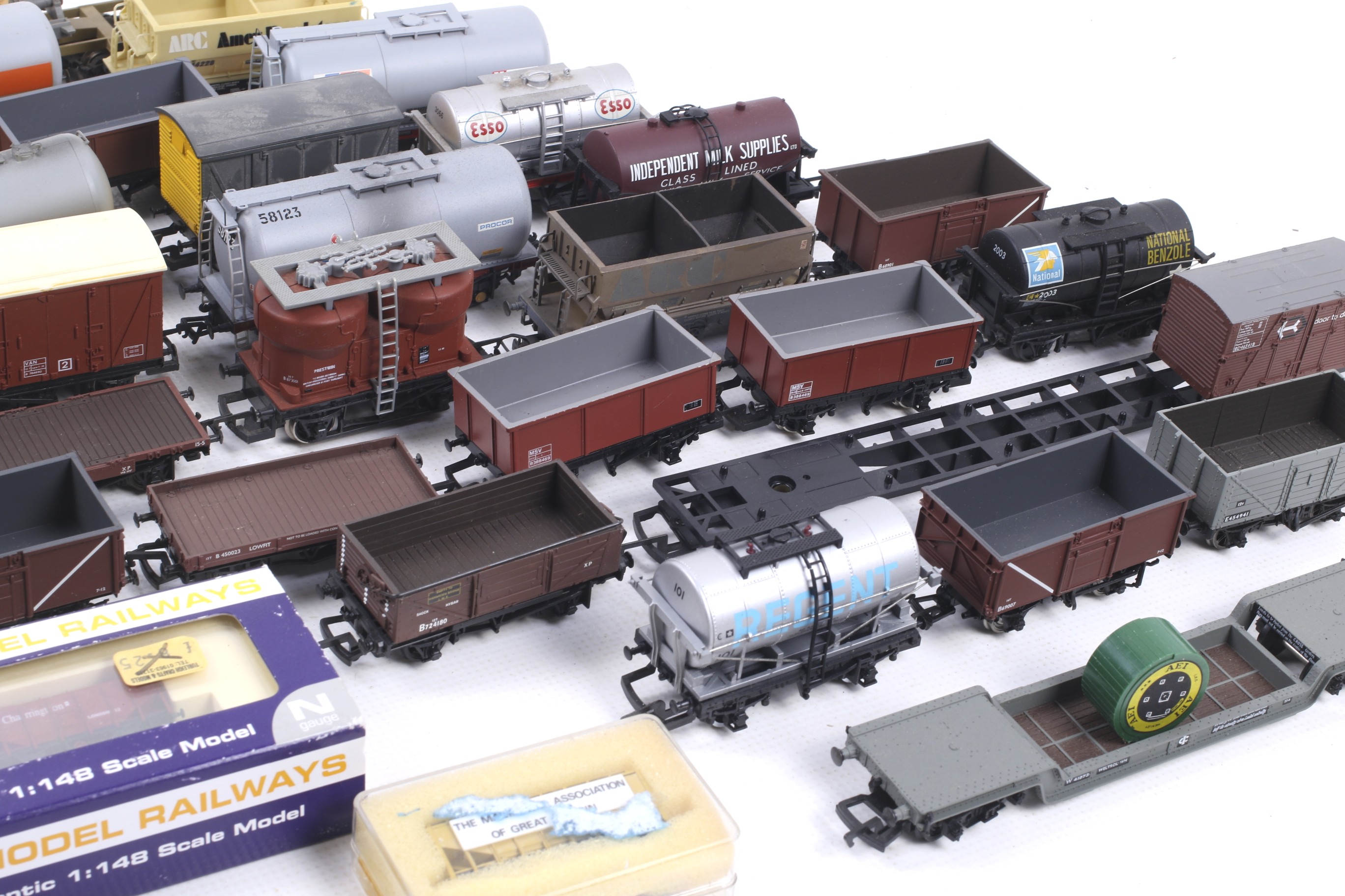 A collection of mainly OO gauge goods wagons. - Image 3 of 3