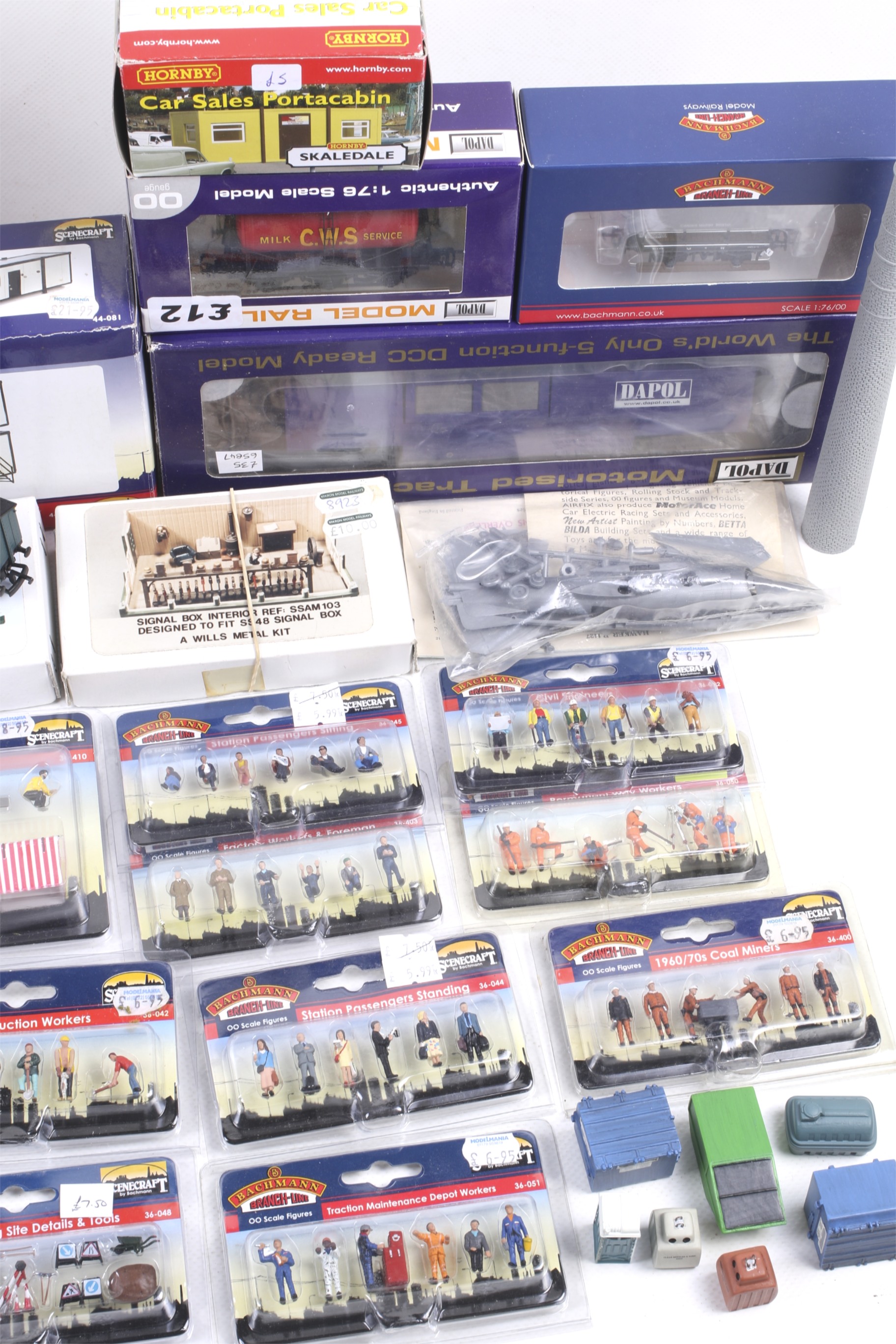 A collection of OO gauge model railway accessories. - Bild 3 aus 3