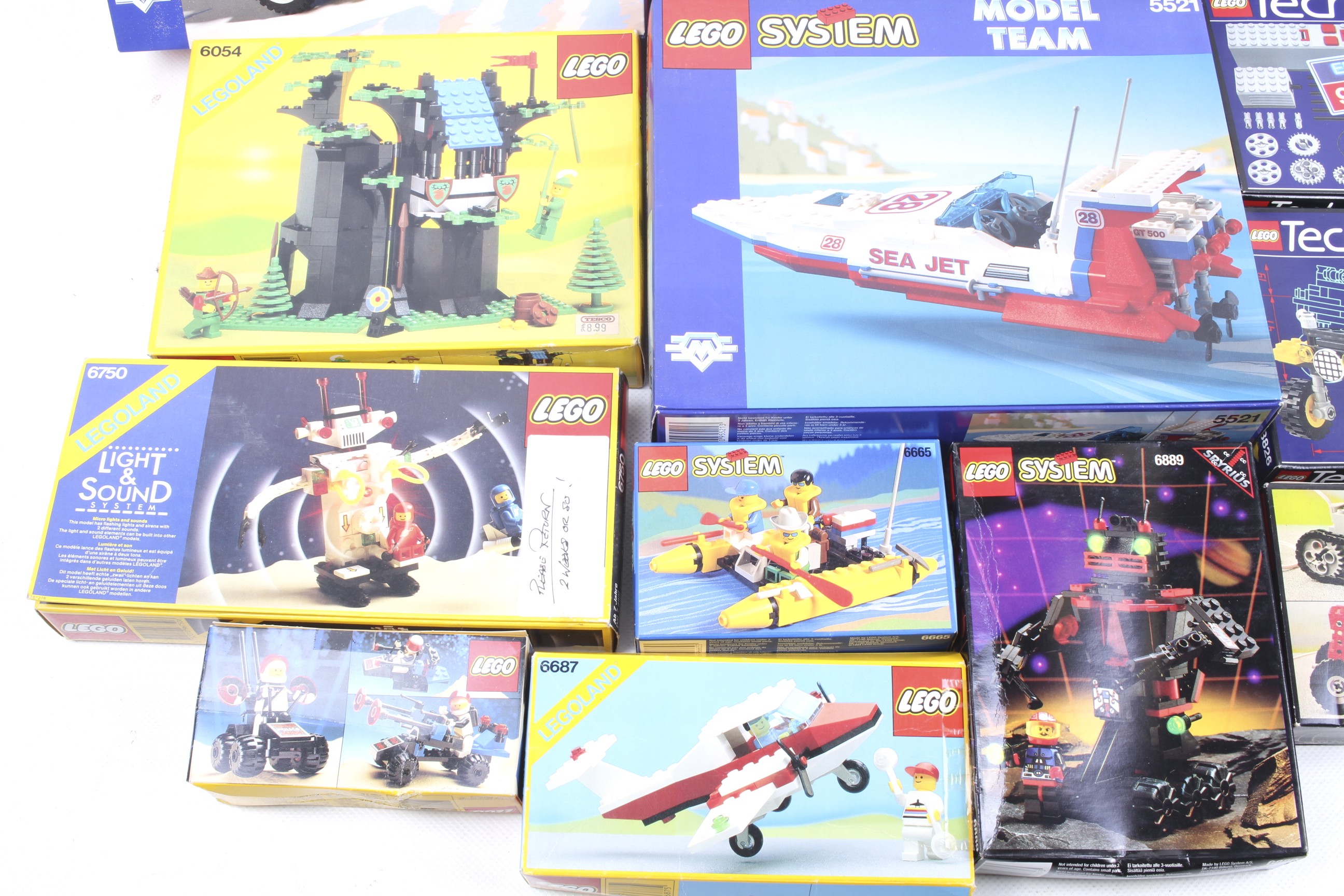 An assorted collection of Lego sets. - Bild 2 aus 3