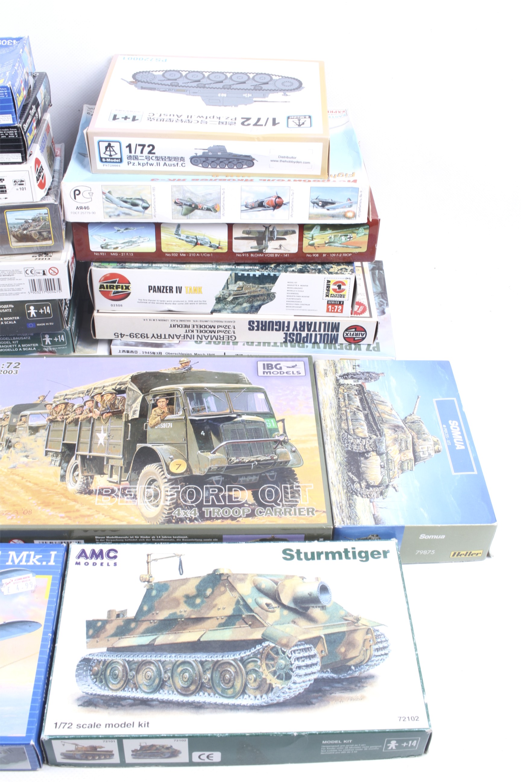 An assortment of mainly military related model kits. - Image 4 of 4