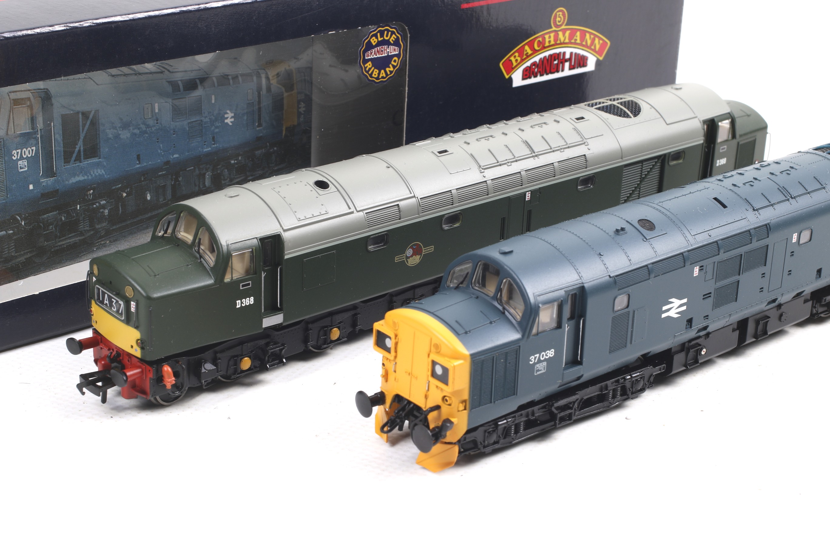 Two Bachmann OO gauge diesel locomotives. Comprising one BR class 37 no. - Bild 2 aus 2