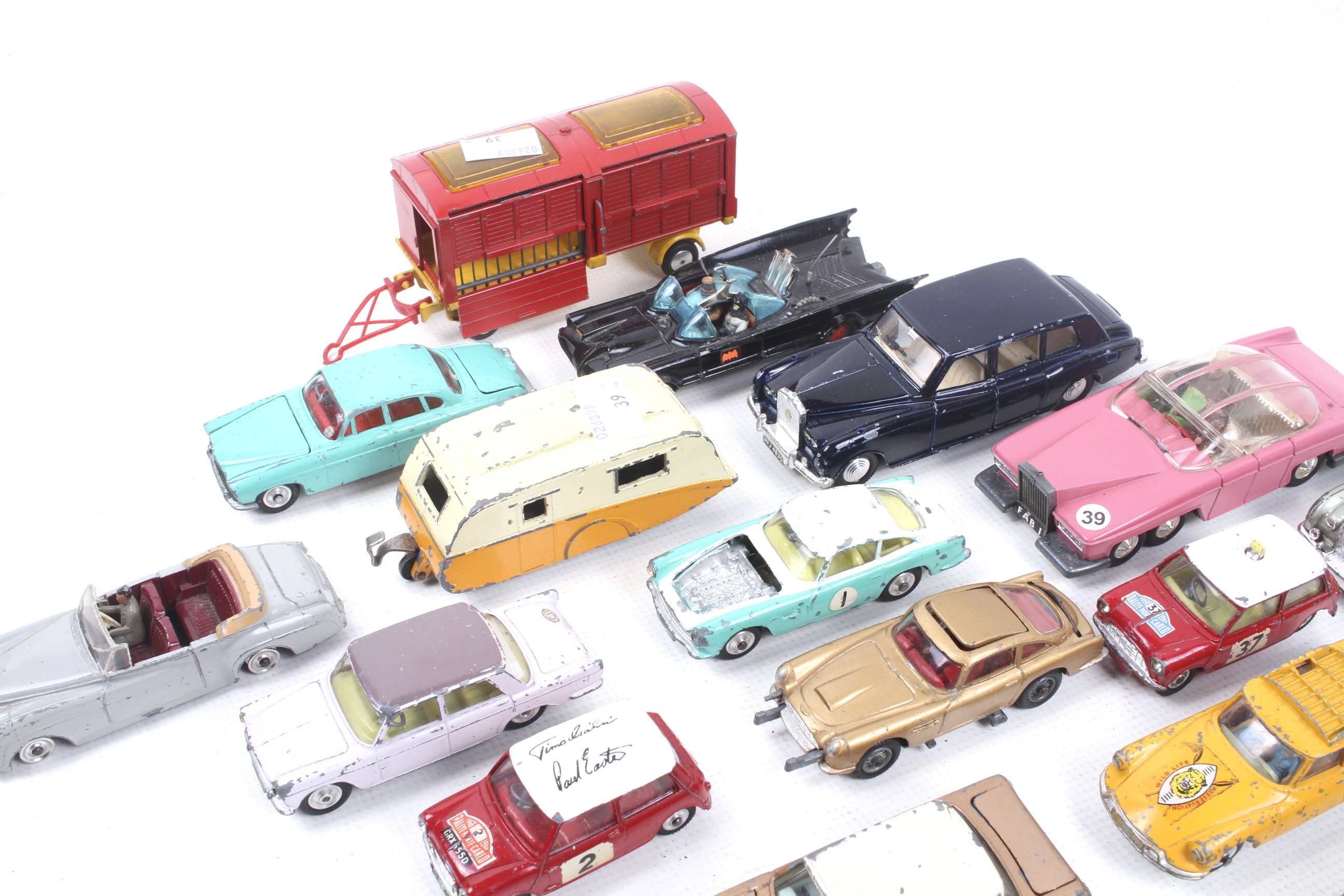 A collection of Corgi, Dinky and Matchbox diecast cars. - Bild 2 aus 3