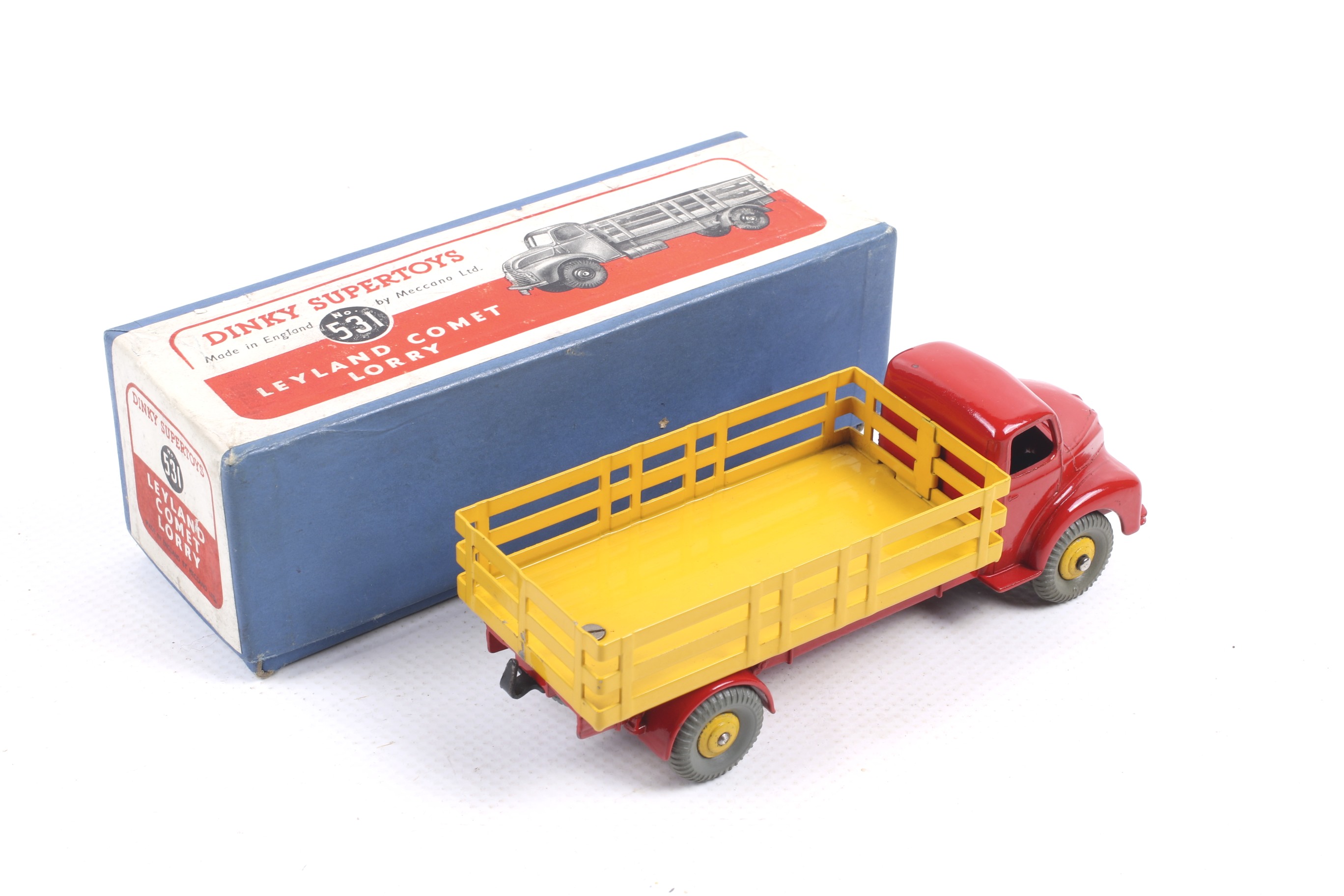 A Dinky diecast Leyland Comet Lorry. No. 531, red lorry with yellow bed, in original box. - Bild 2 aus 2