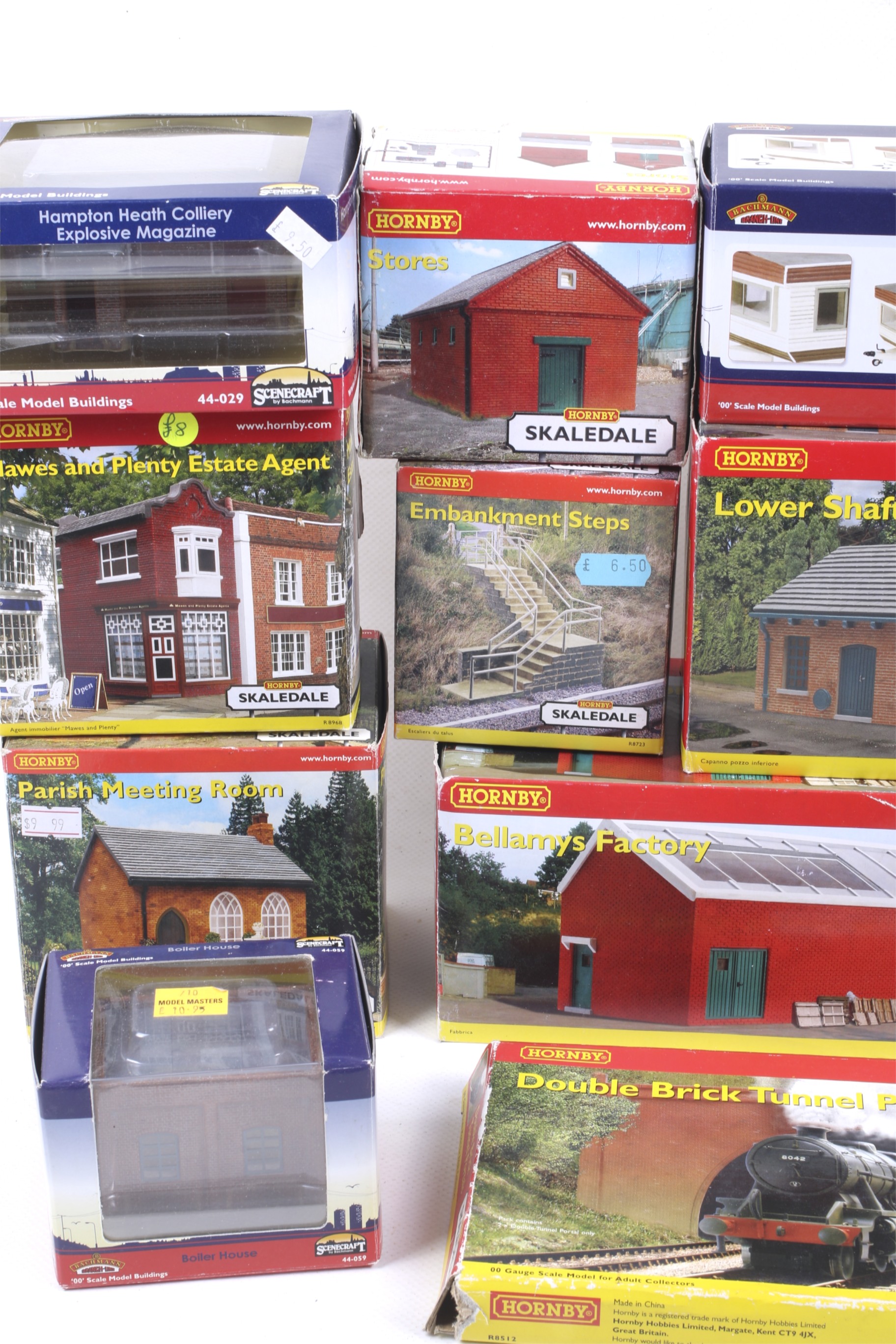 A collection of Hornby and Bachmann trackside buildings. - Image 2 of 3