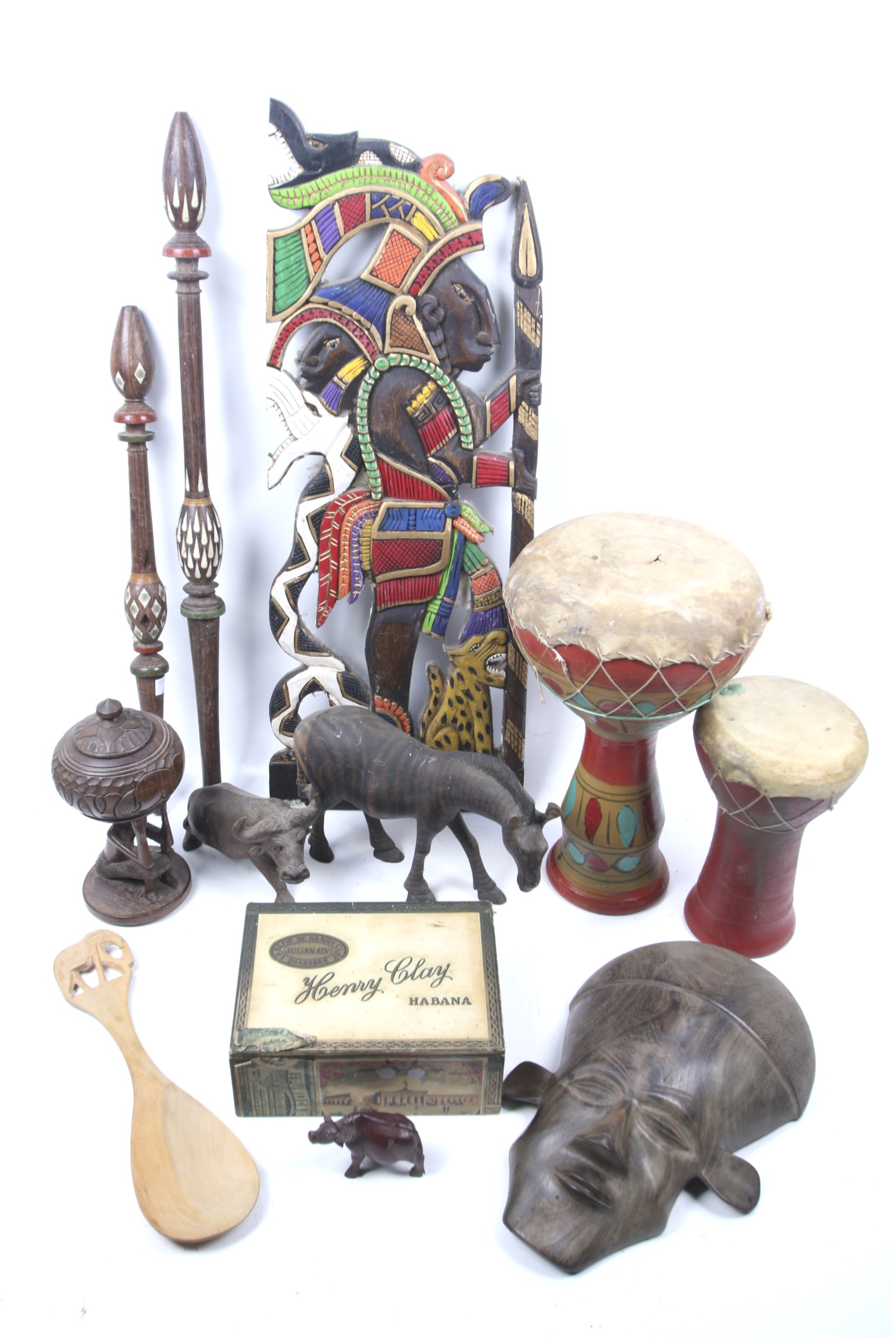 A collection of mostly African tribal artifacts. - Bild 2 aus 2