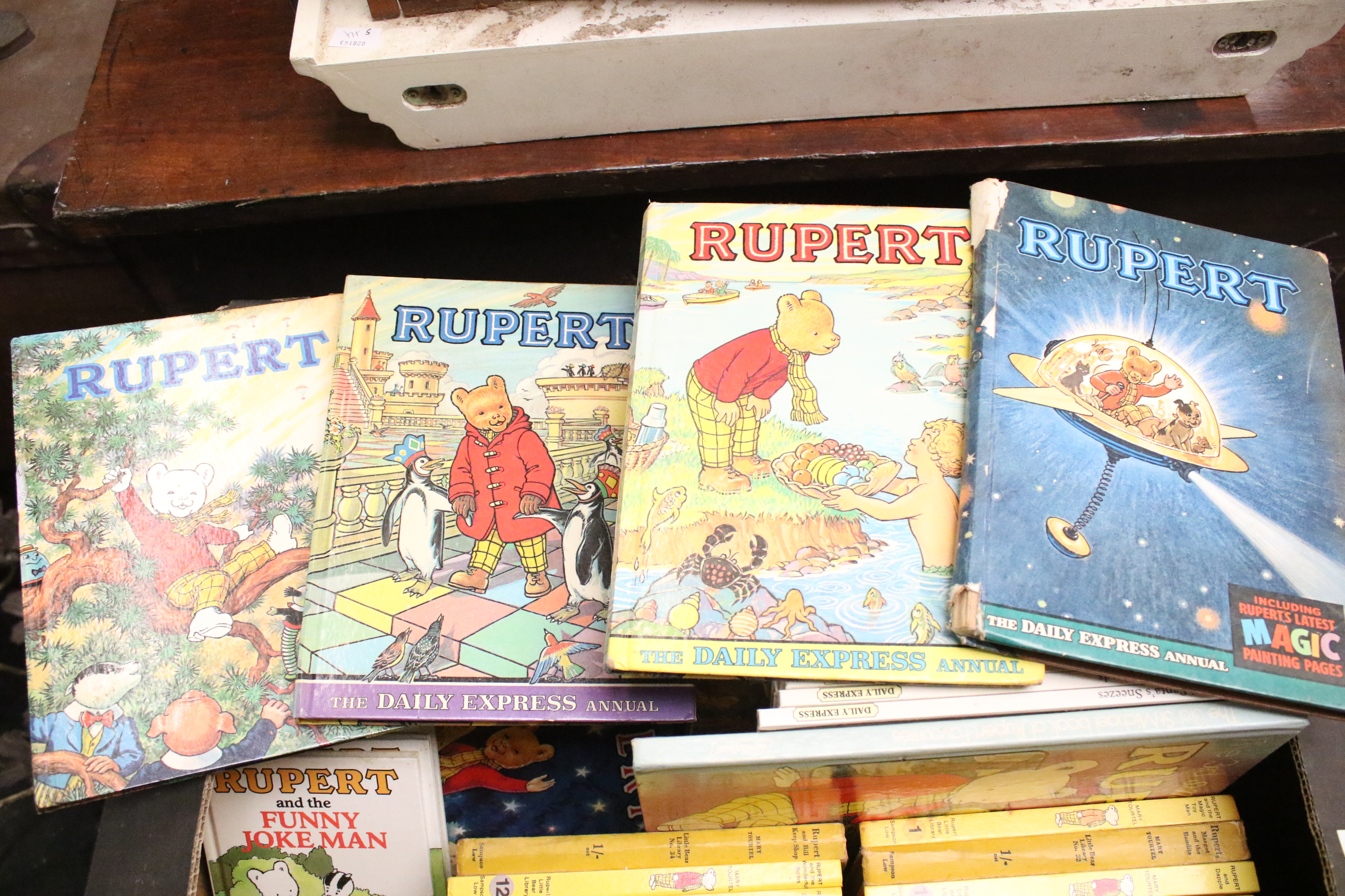 A large collection of vintage Rupert books dating back to the 1930s/40s. - Bild 7 aus 10