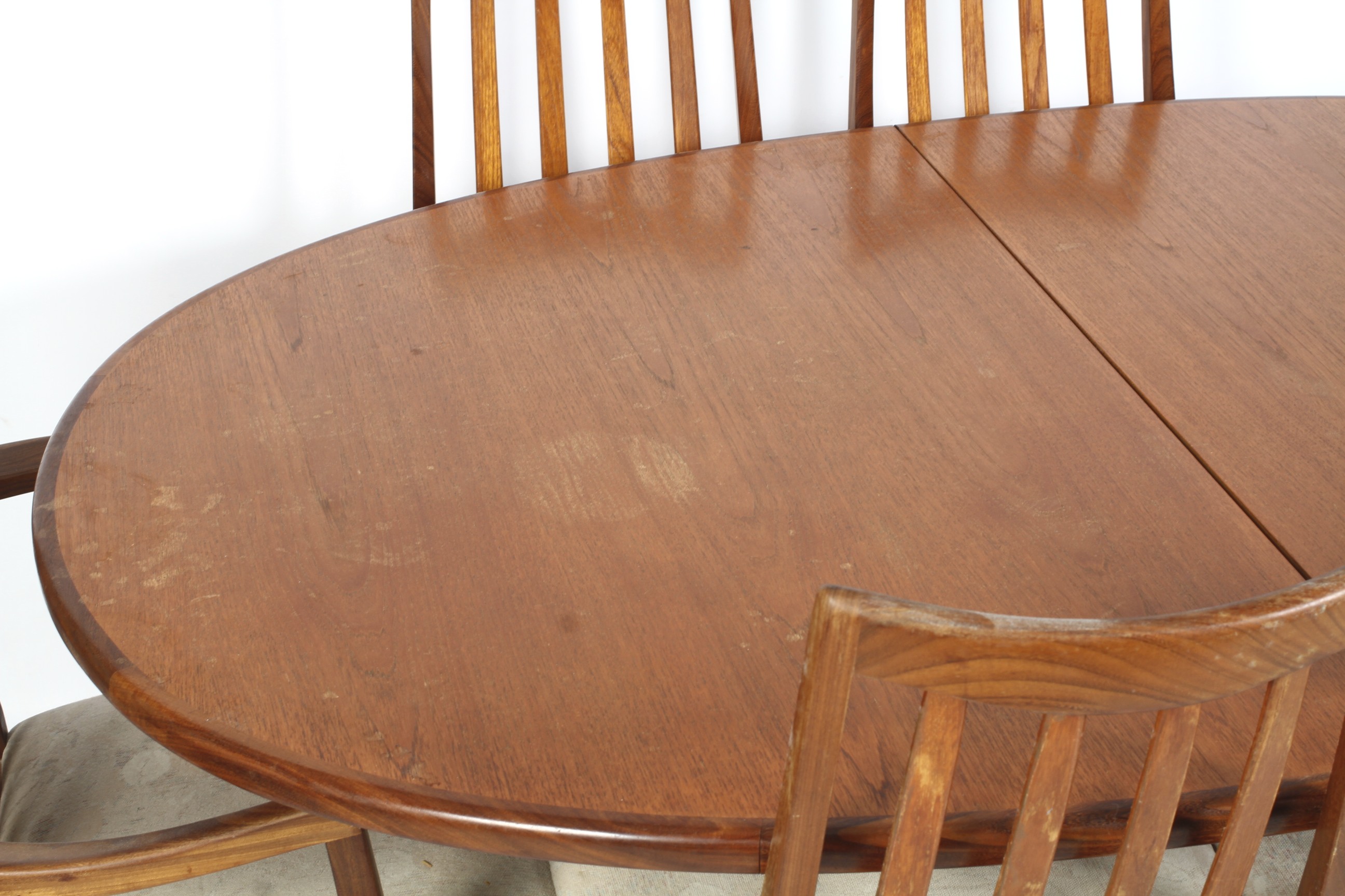 A vintage style oval extendable table and six chairs. - Image 2 of 4