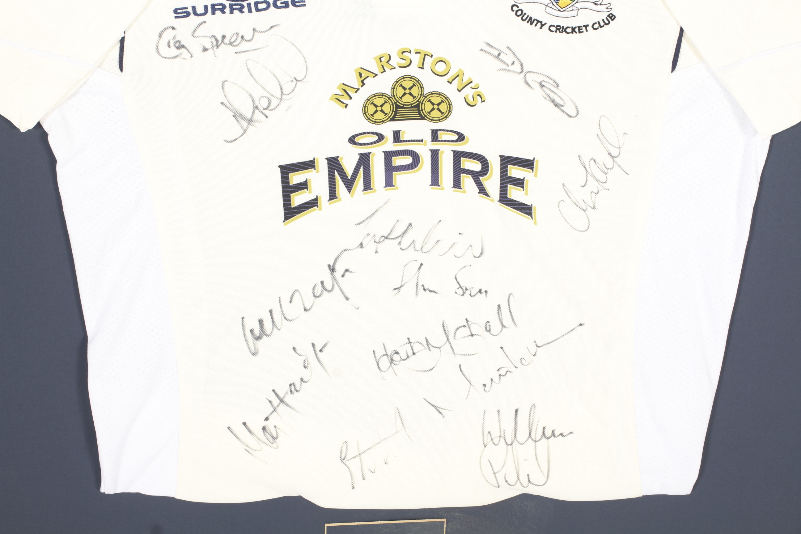 A Gloucestershire Cricket Club signed shirt. - Bild 2 aus 2