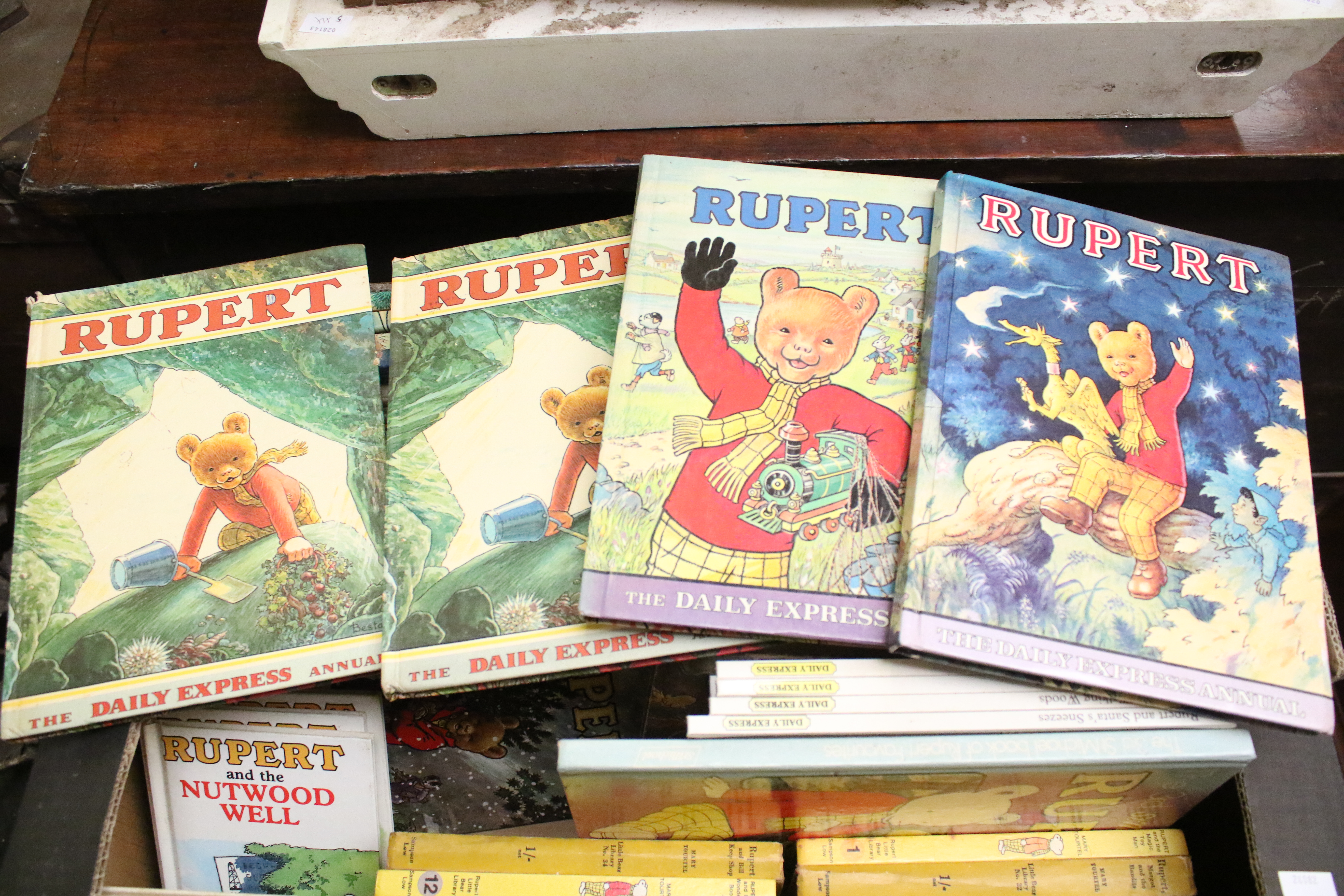 A large collection of vintage Rupert books dating back to the 1930s/40s. - Bild 8 aus 10