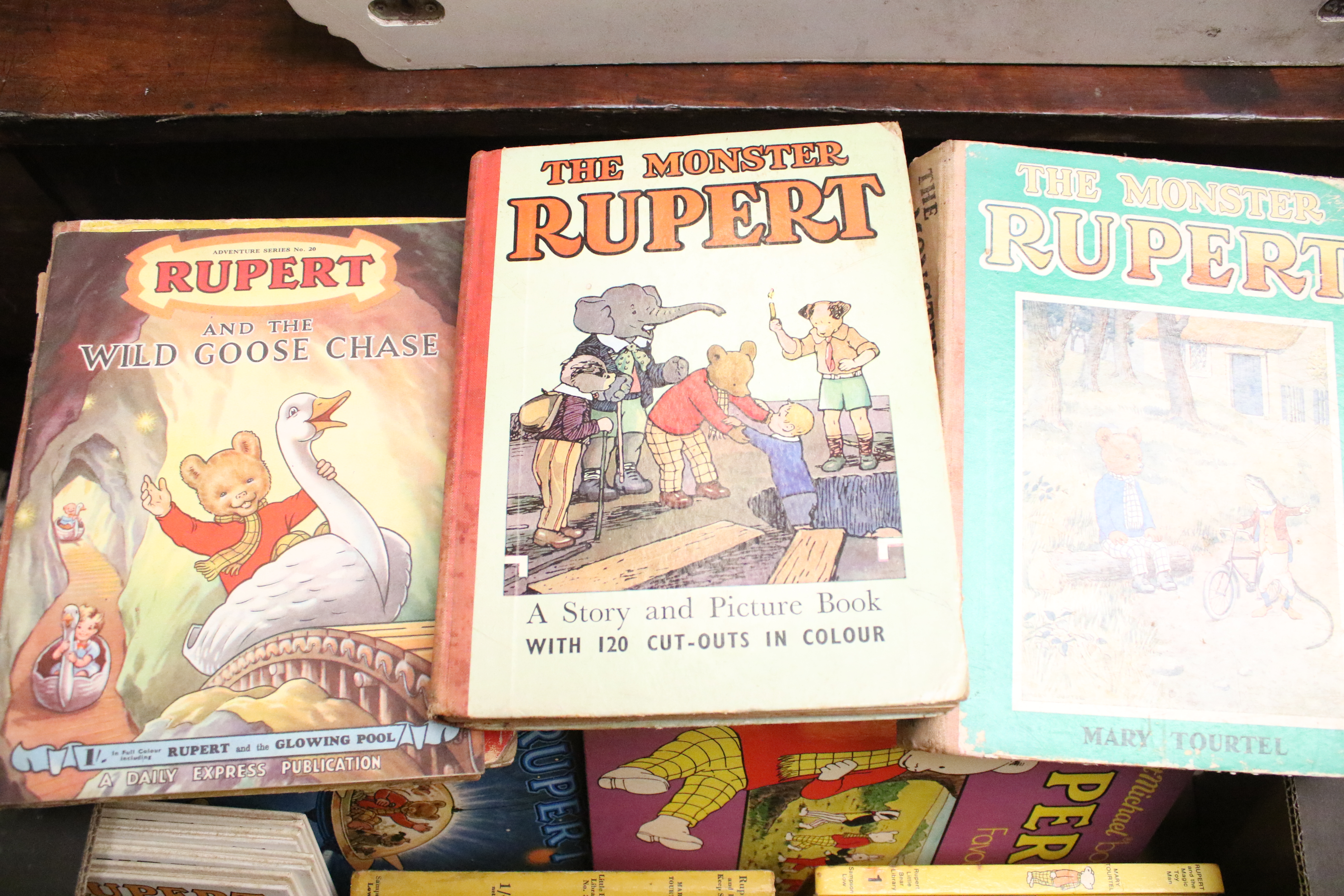 A large collection of vintage Rupert books dating back to the 1930s/40s. - Bild 5 aus 10
