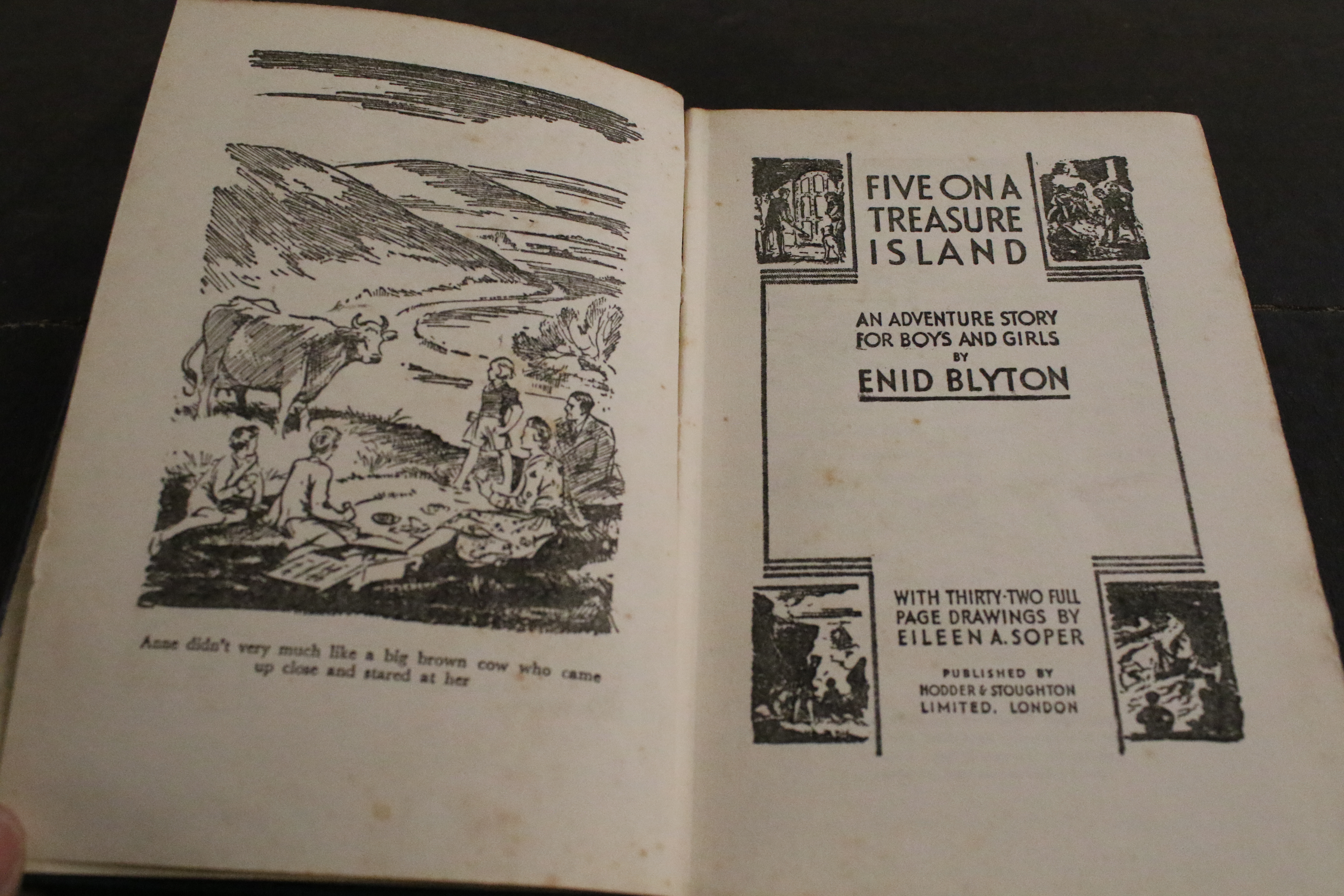 A large collection of vintage novel books. - Image 7 of 8