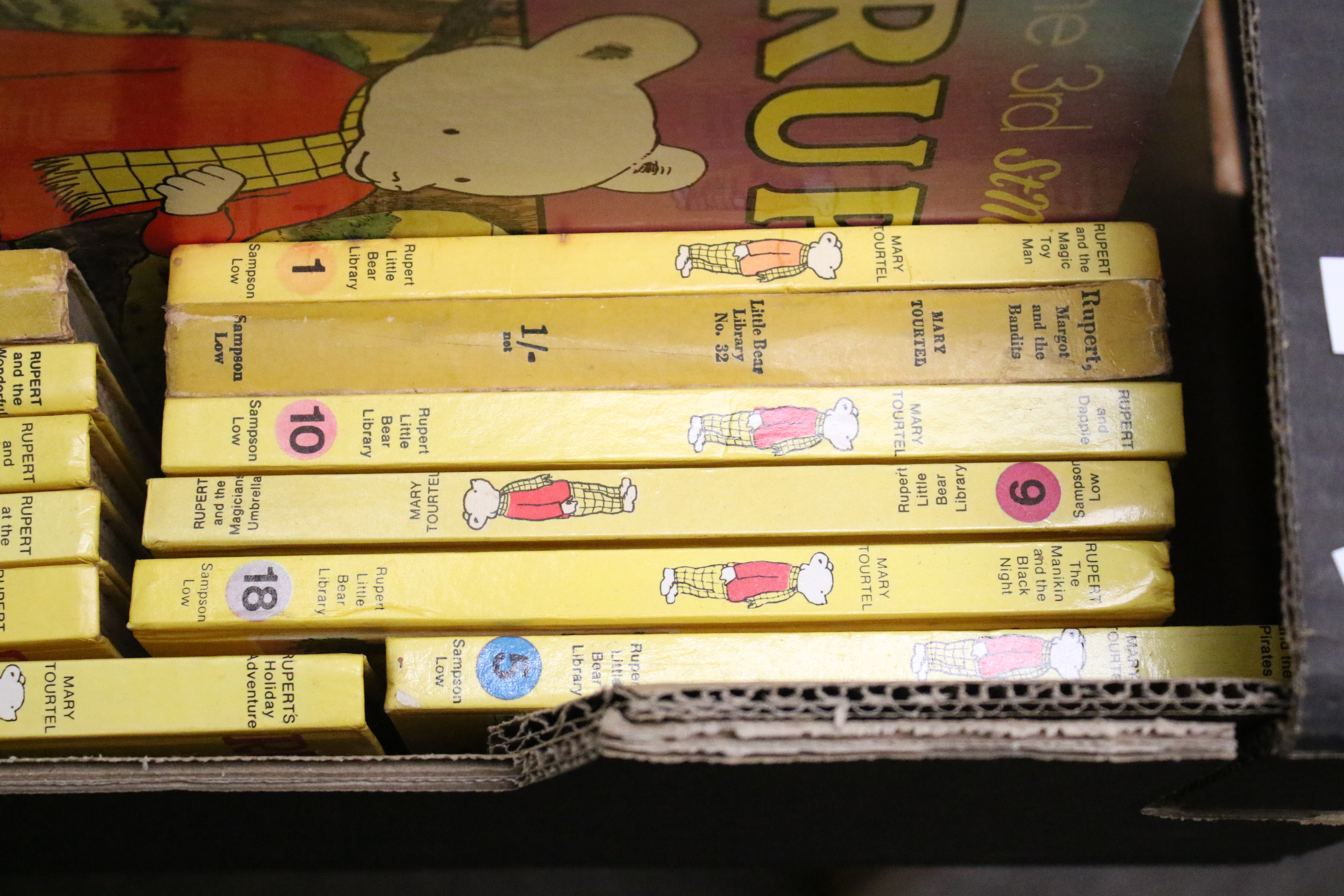 A large collection of vintage Rupert books dating back to the 1930s/40s. - Bild 3 aus 10