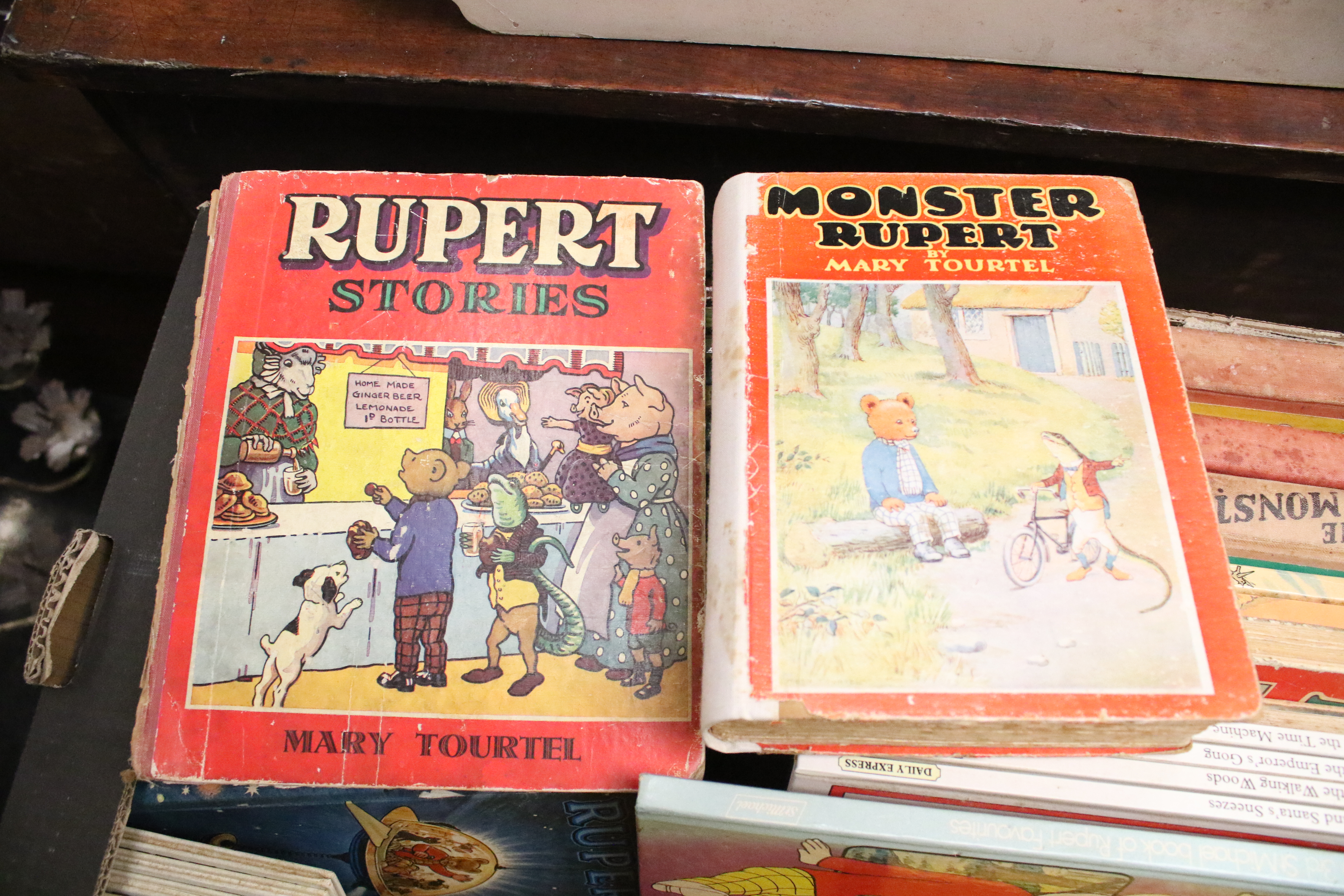 A large collection of vintage Rupert books dating back to the 1930s/40s. - Bild 6 aus 10