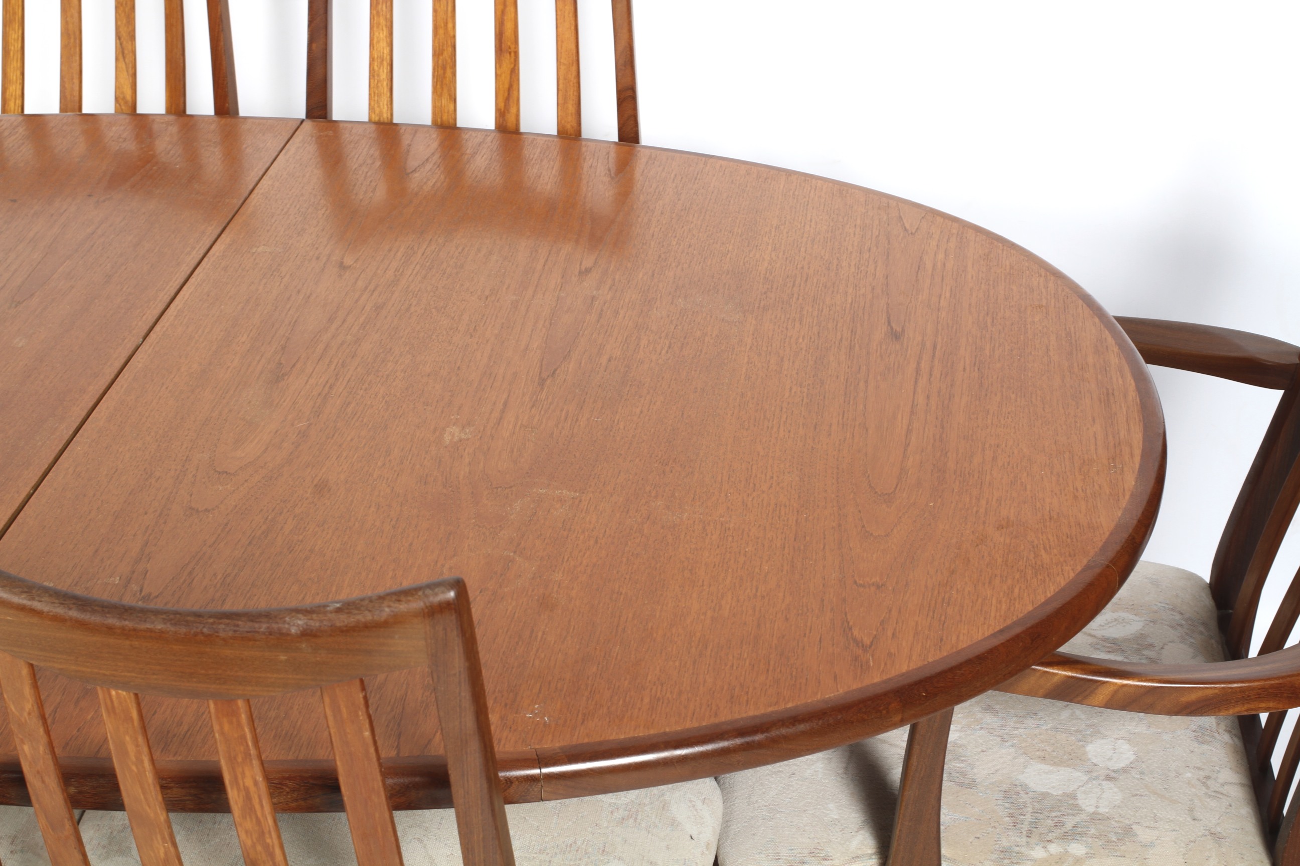 A vintage style oval extendable table and six chairs. - Image 3 of 4