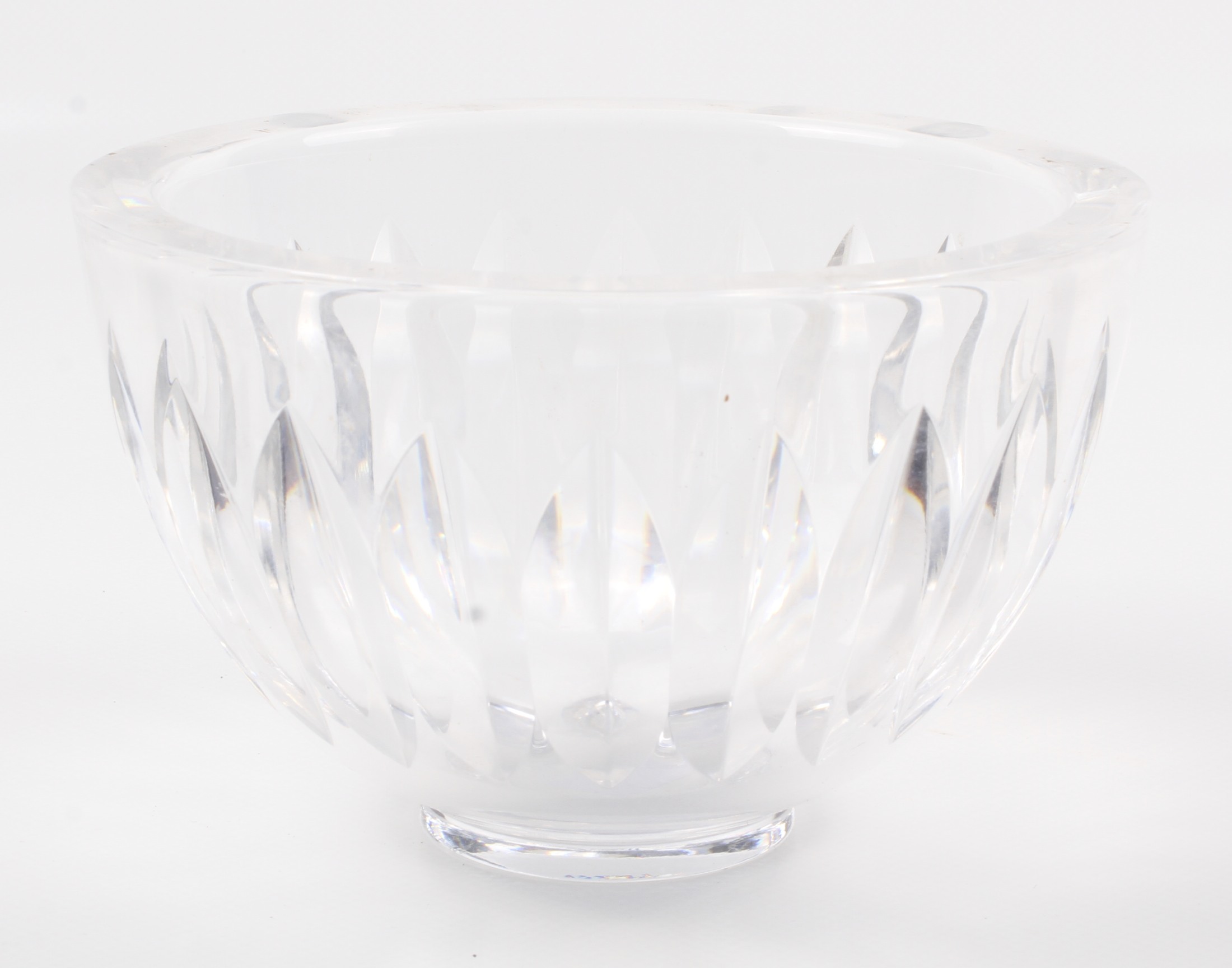 An Orofors glass bowl with cut vertical leaf decoration. Marked to base Orofors ? H197-121. H10.2cm.