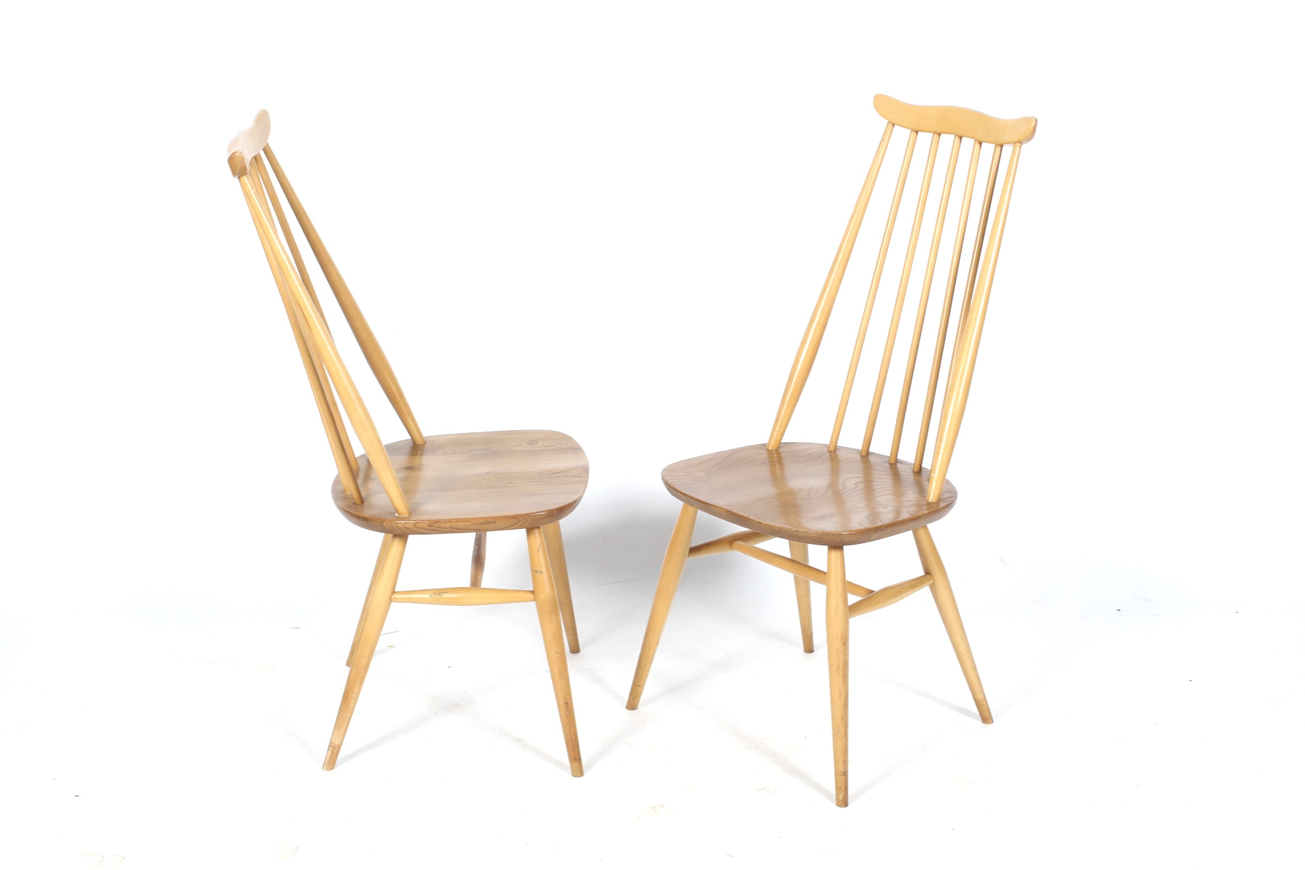 A set of four mid-century blonde Ercol Goldsmith stick back chairs. - Bild 2 aus 2