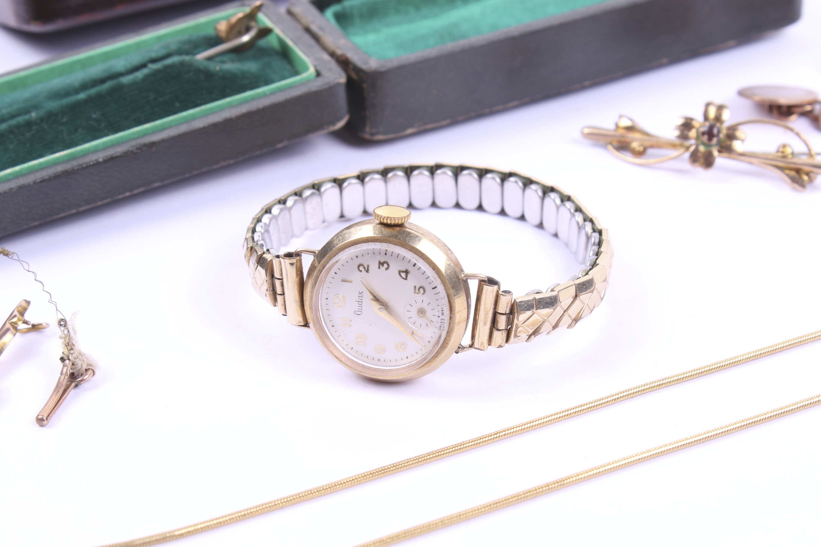 A collection of gold and yellow metal jewellery. - Image 2 of 2