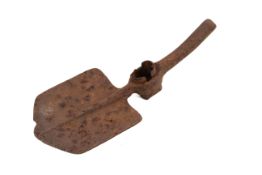 A WWI entrenching tool. L29cm.